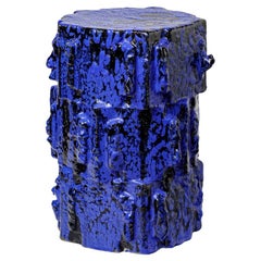 Taburete de gres esmaltado azul de Jean Ponsart, 2025.