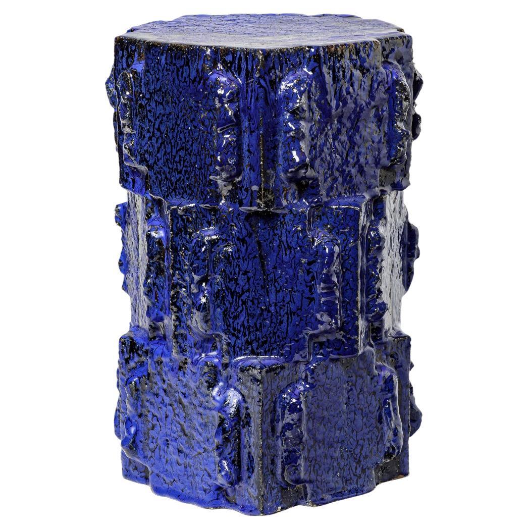 Taburete de gres esmaltado azul de Jean Ponsart, 2025.