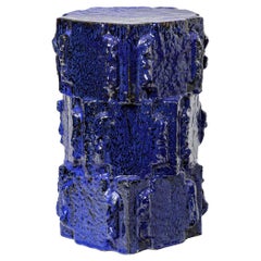 Taburete de gres esmaltado azul de Jean Ponsart, 2025.