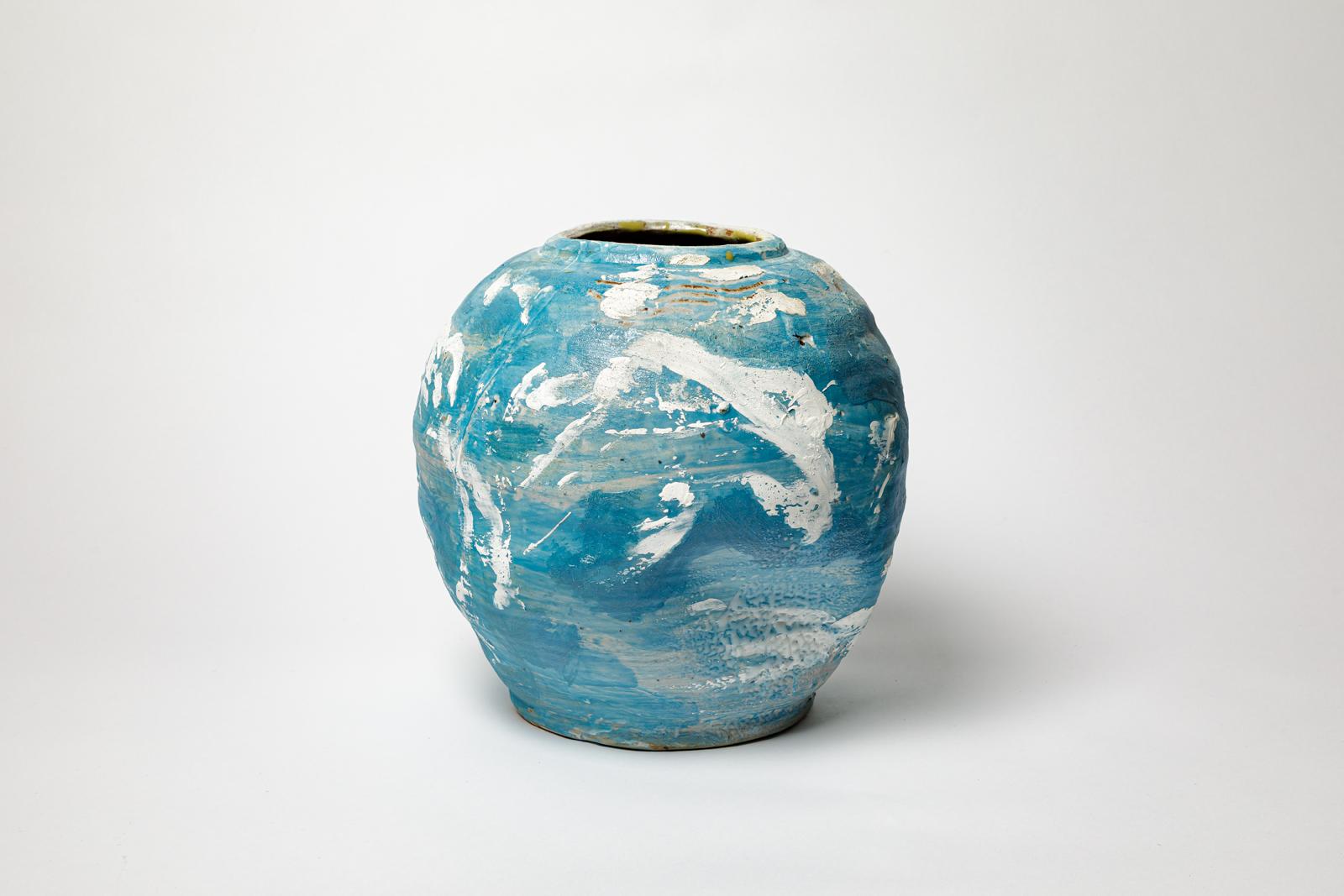 Vaso in gres smaltato blu di Brigitte Pénicaud. 
Firma dell'artista sotto la base. Circa 2015.
H. : 11,4 x 9,8 pollici.
