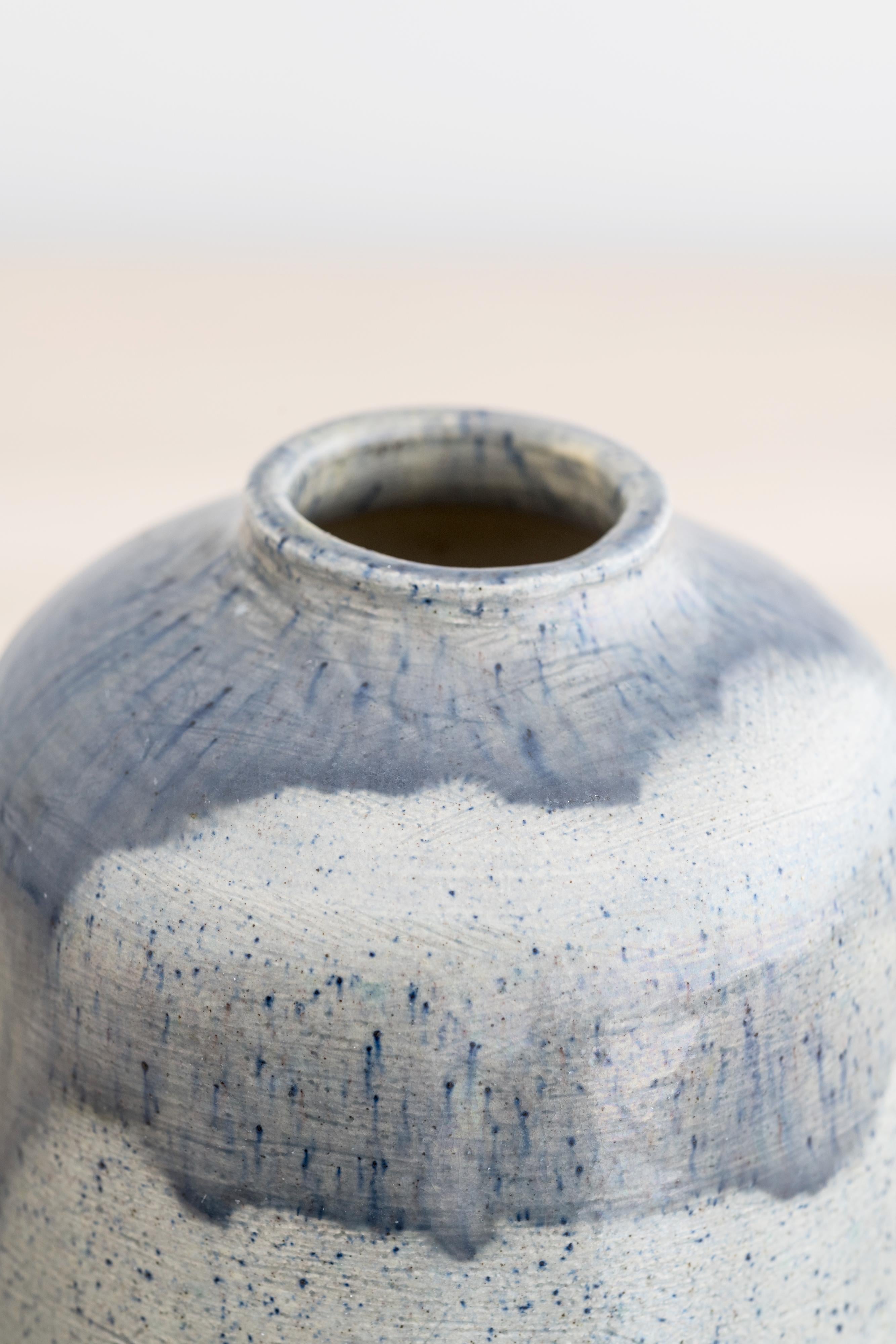 Jarrón de barro con esmalte azul de Annikki Hovisaari

Inciso con las iniciales del artista AH y fechado en 1935

Ligeros arañazos, pero en general en buen estado.
 
