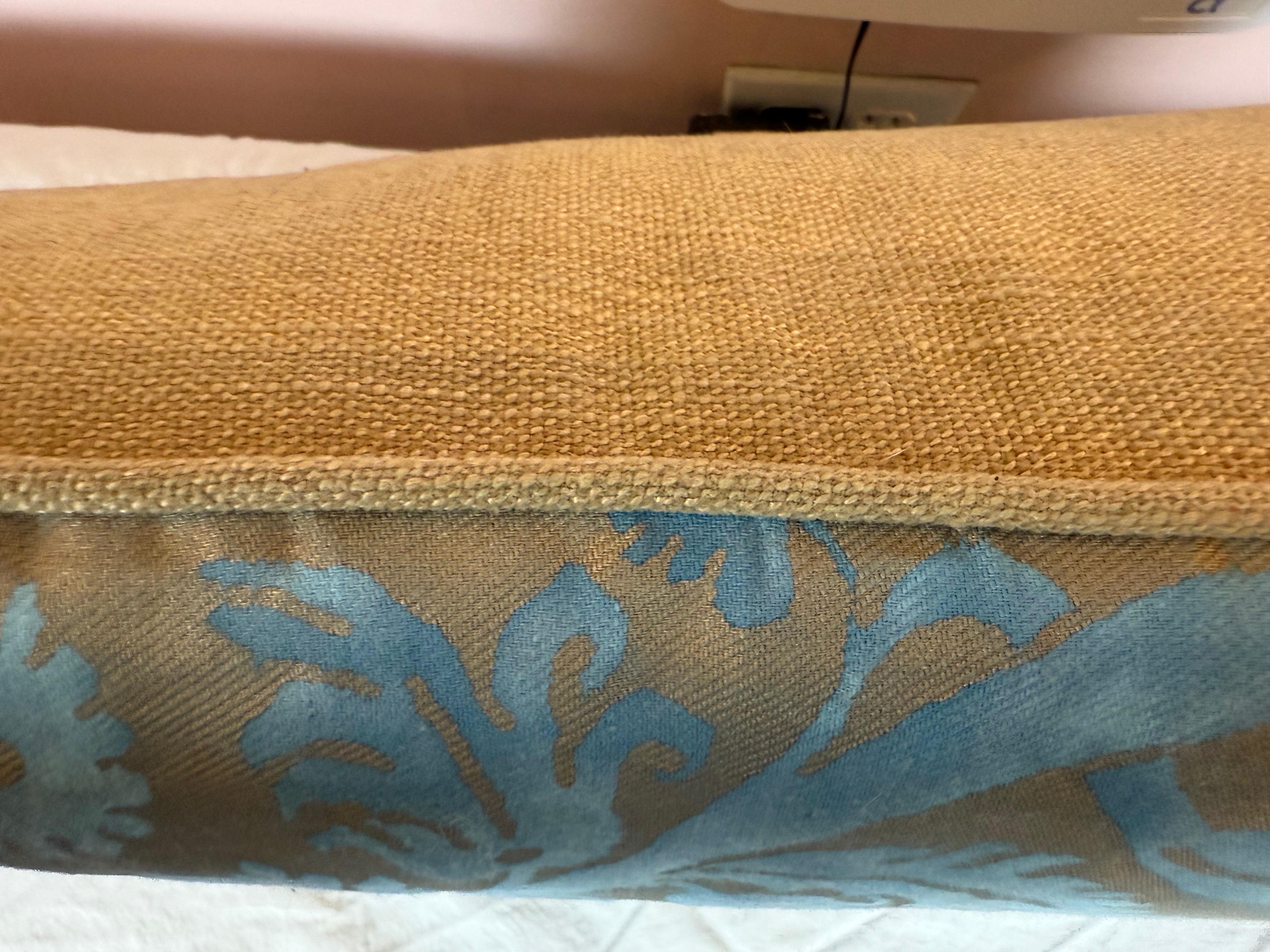 Cuscino in tessuto Fortuny blu e oro In condizioni Nuovo in vendita a Los Angeles, CA