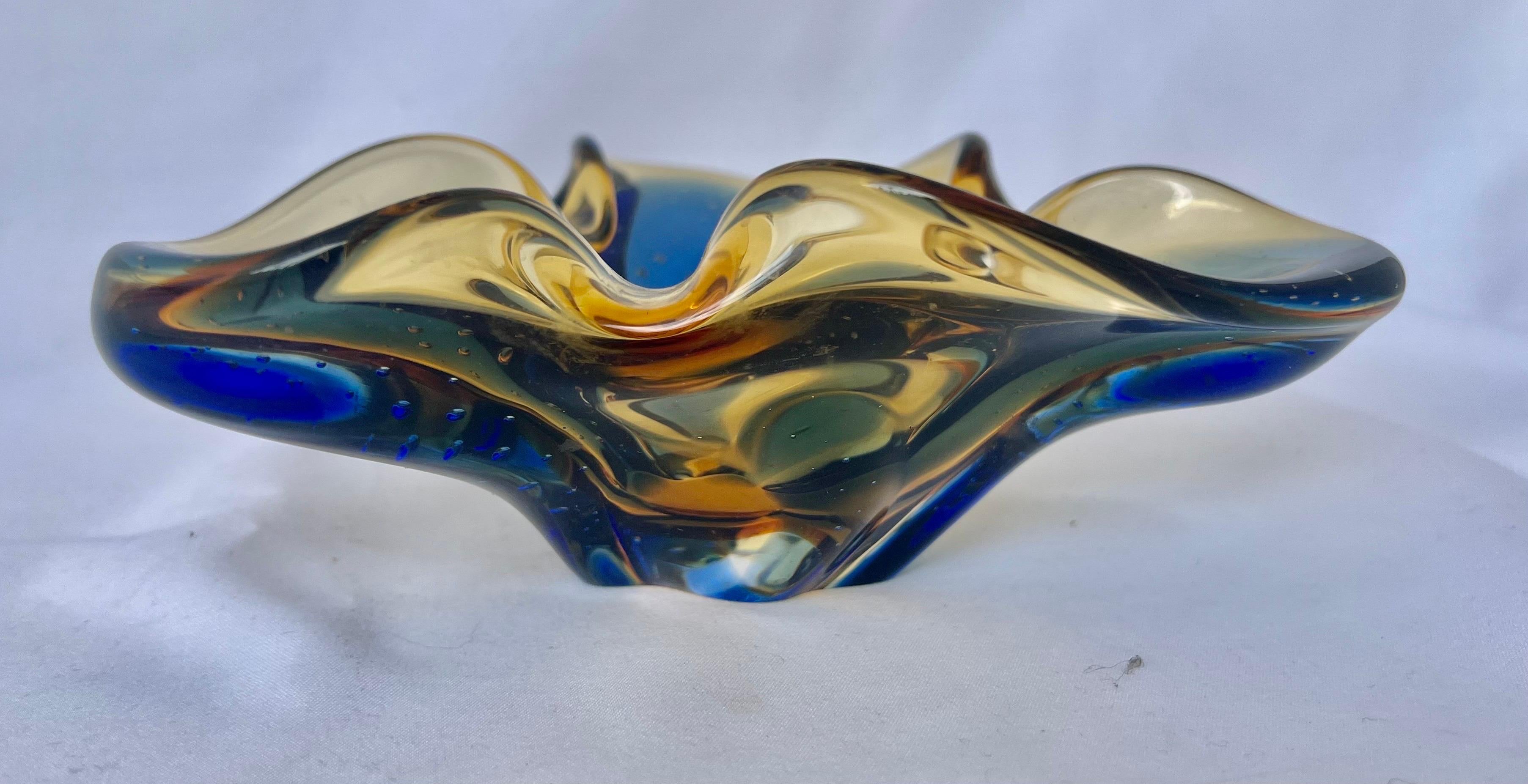 Plat en verre de Murano soufflé à la main bleu et or - Début du 20ème siècle en vente 2