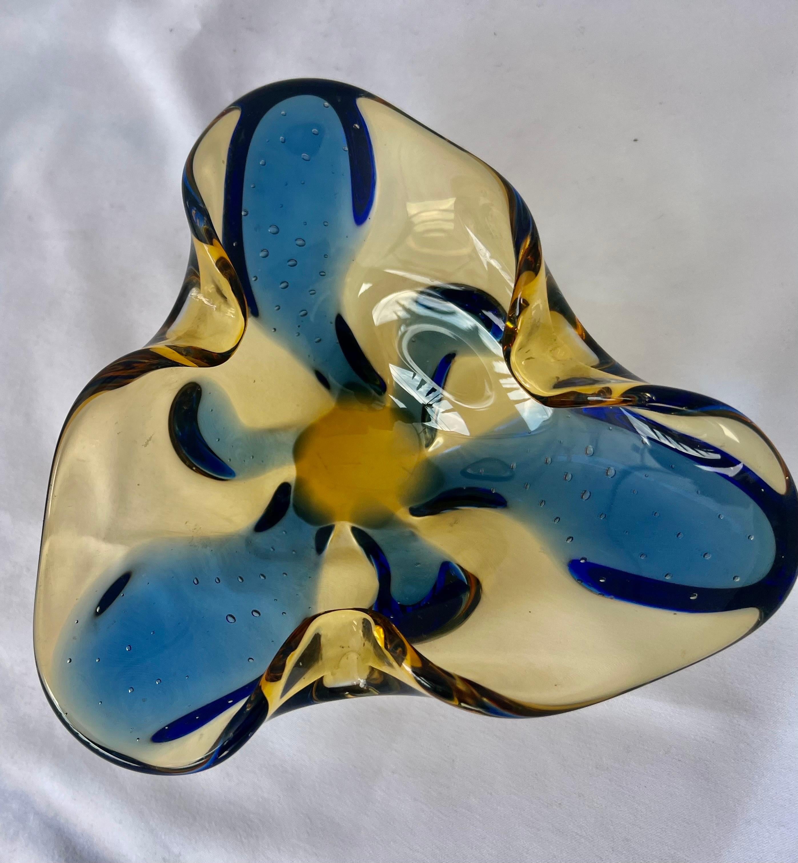 Mid-Century Modern Plat en verre de Murano soufflé à la main bleu et or - Début du 20ème siècle en vente