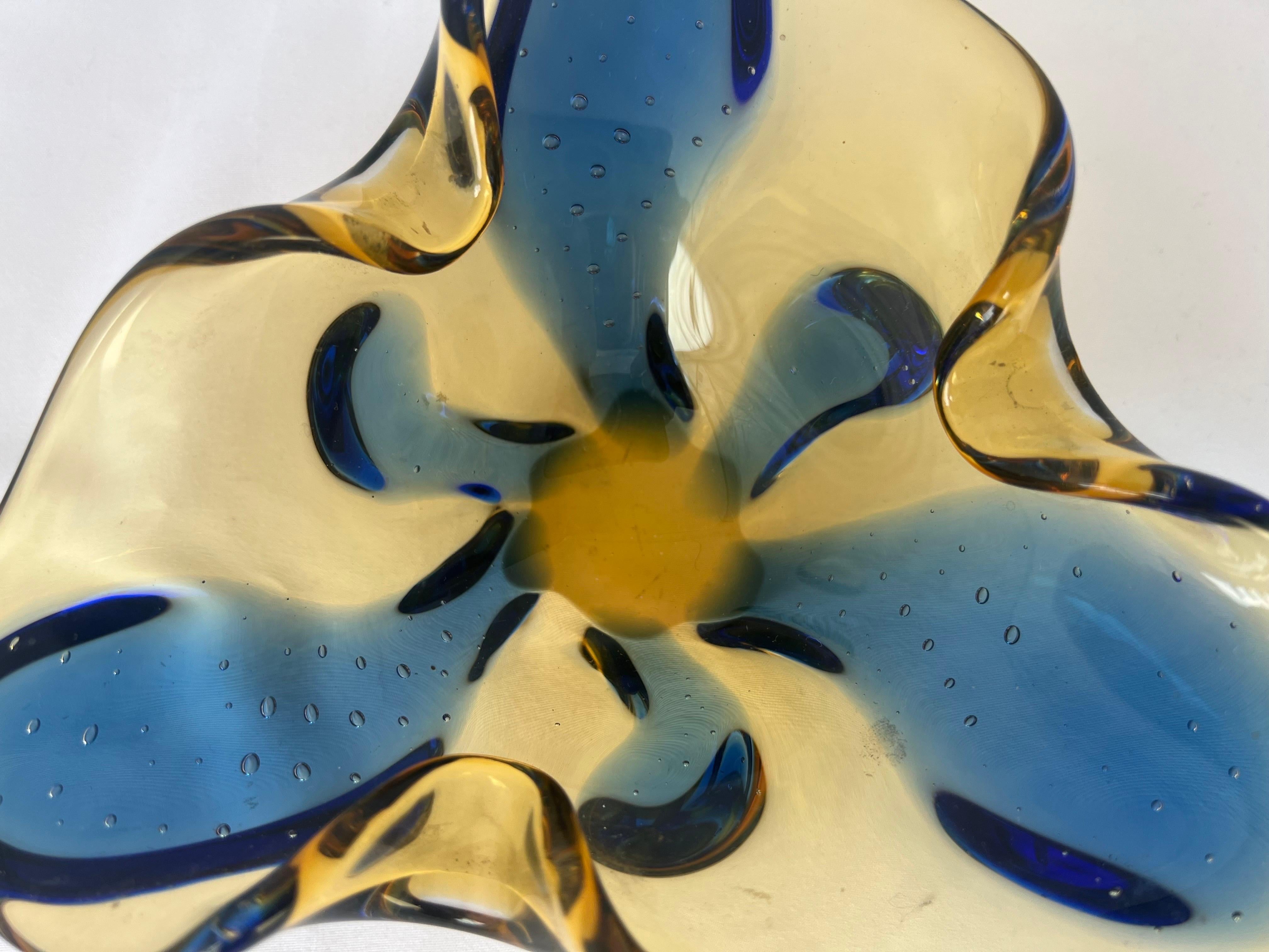 italien Plat en verre de Murano soufflé à la main bleu et or - Début du 20ème siècle en vente