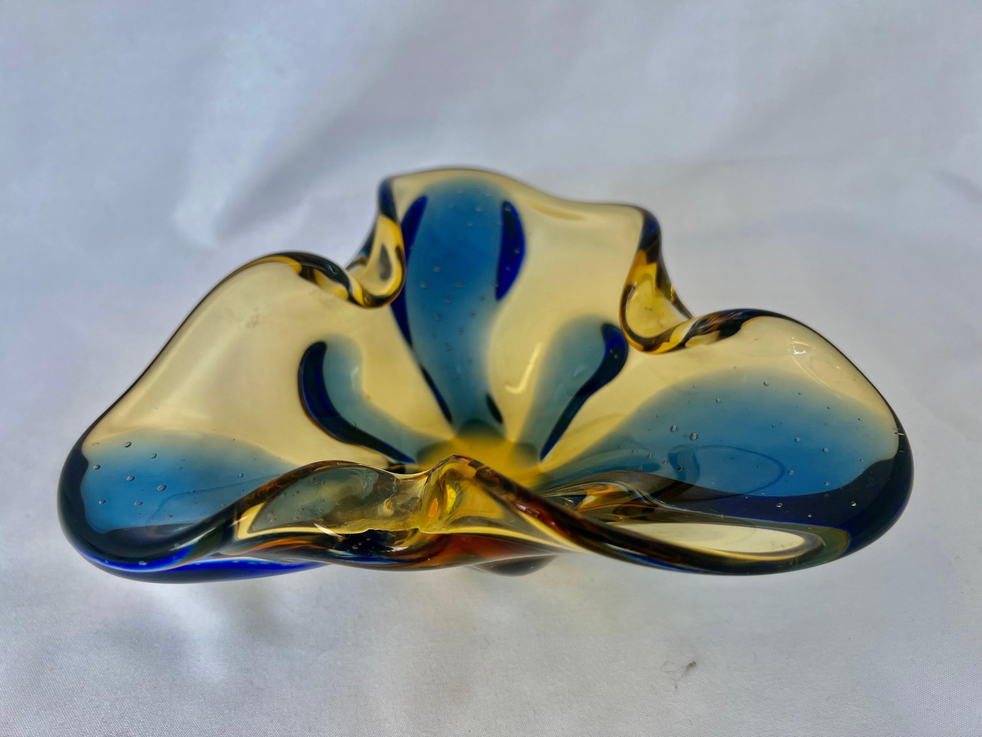 Fait main Plat en verre de Murano soufflé à la main bleu et or - Début du 20ème siècle en vente