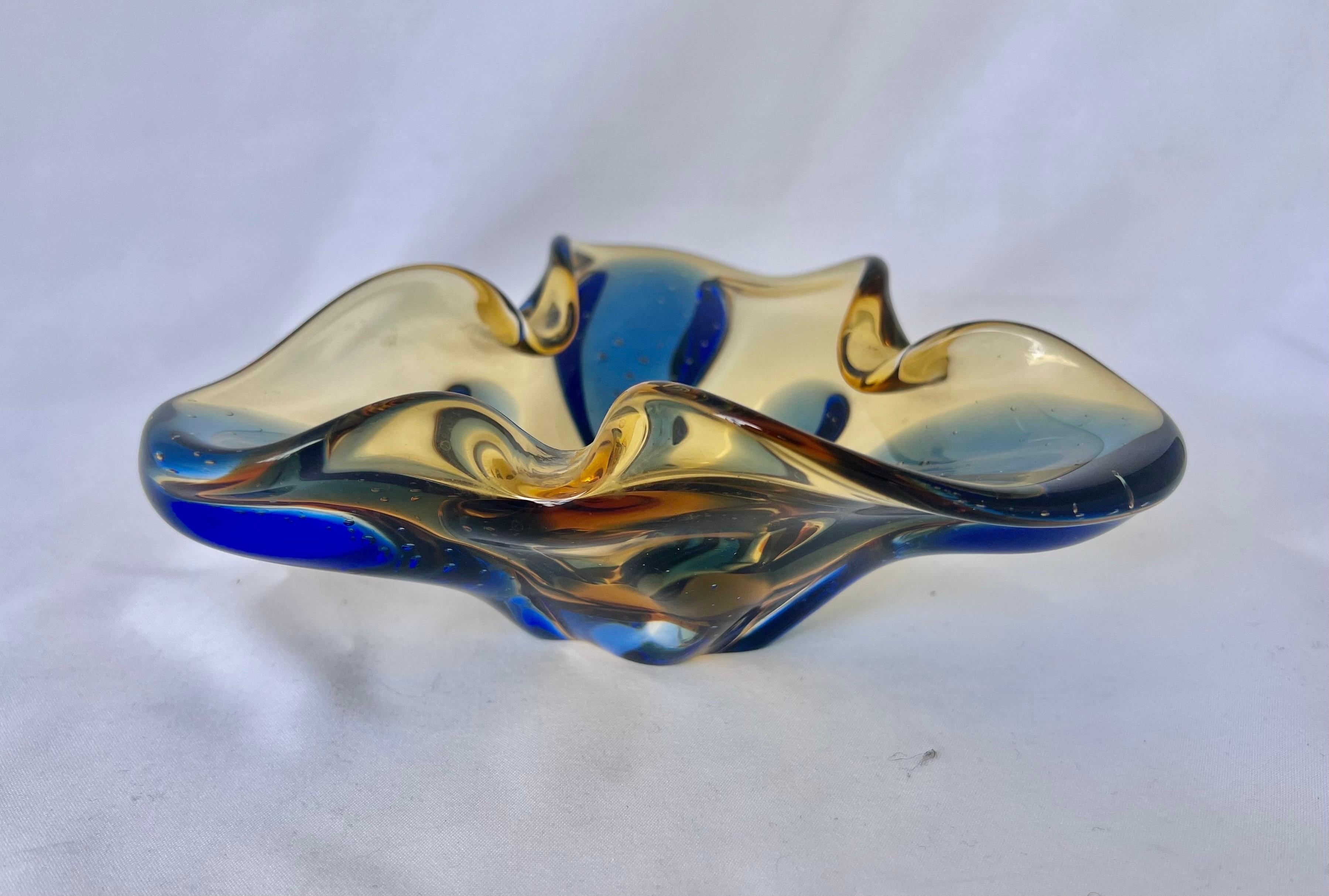 20ième siècle Plat en verre de Murano soufflé à la main bleu et or - Début du 20ème siècle en vente