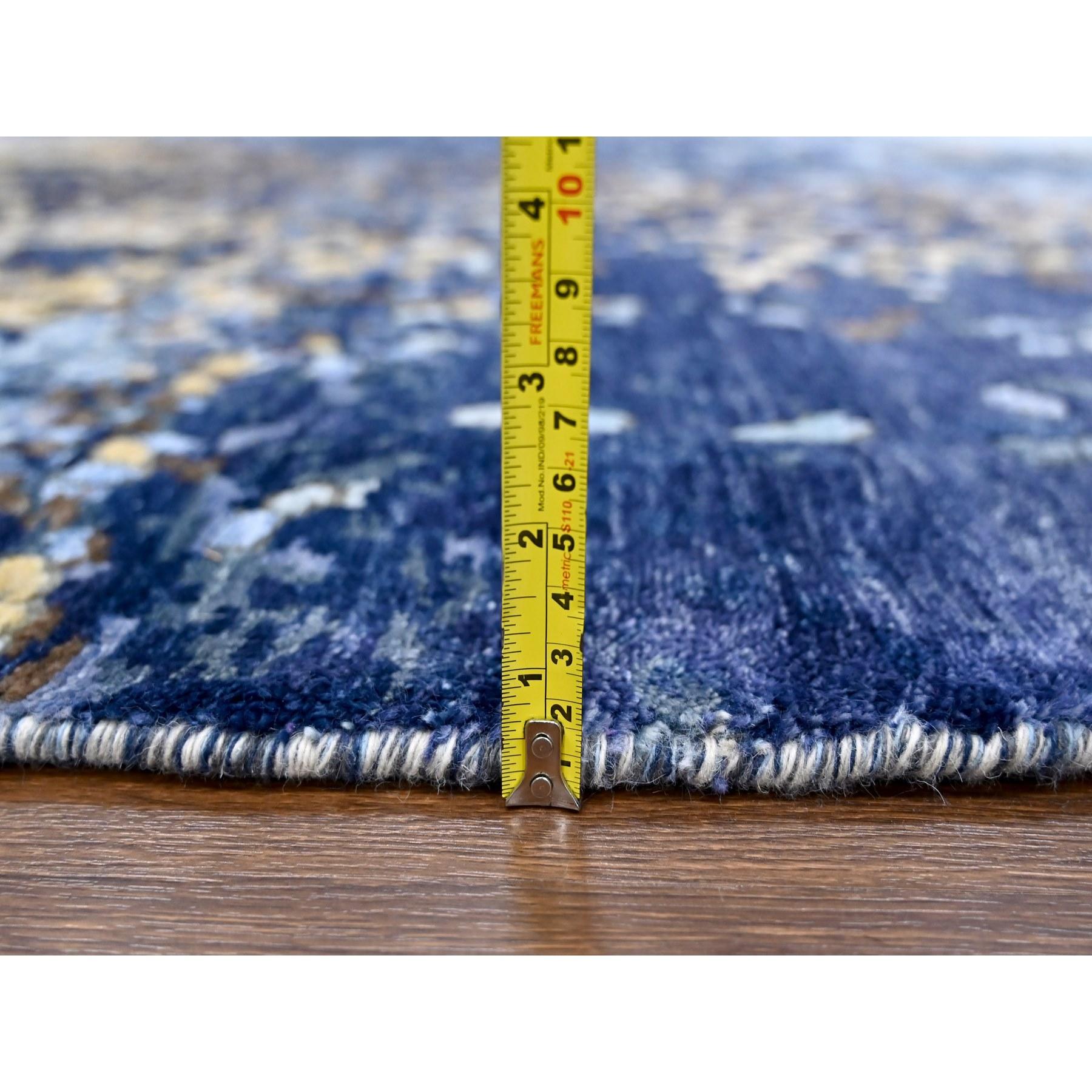 XXI secolo e contemporaneo Tappeto in lana e seta blu-oro con design a mosaico e nodo persiano annodato a mano 7'9