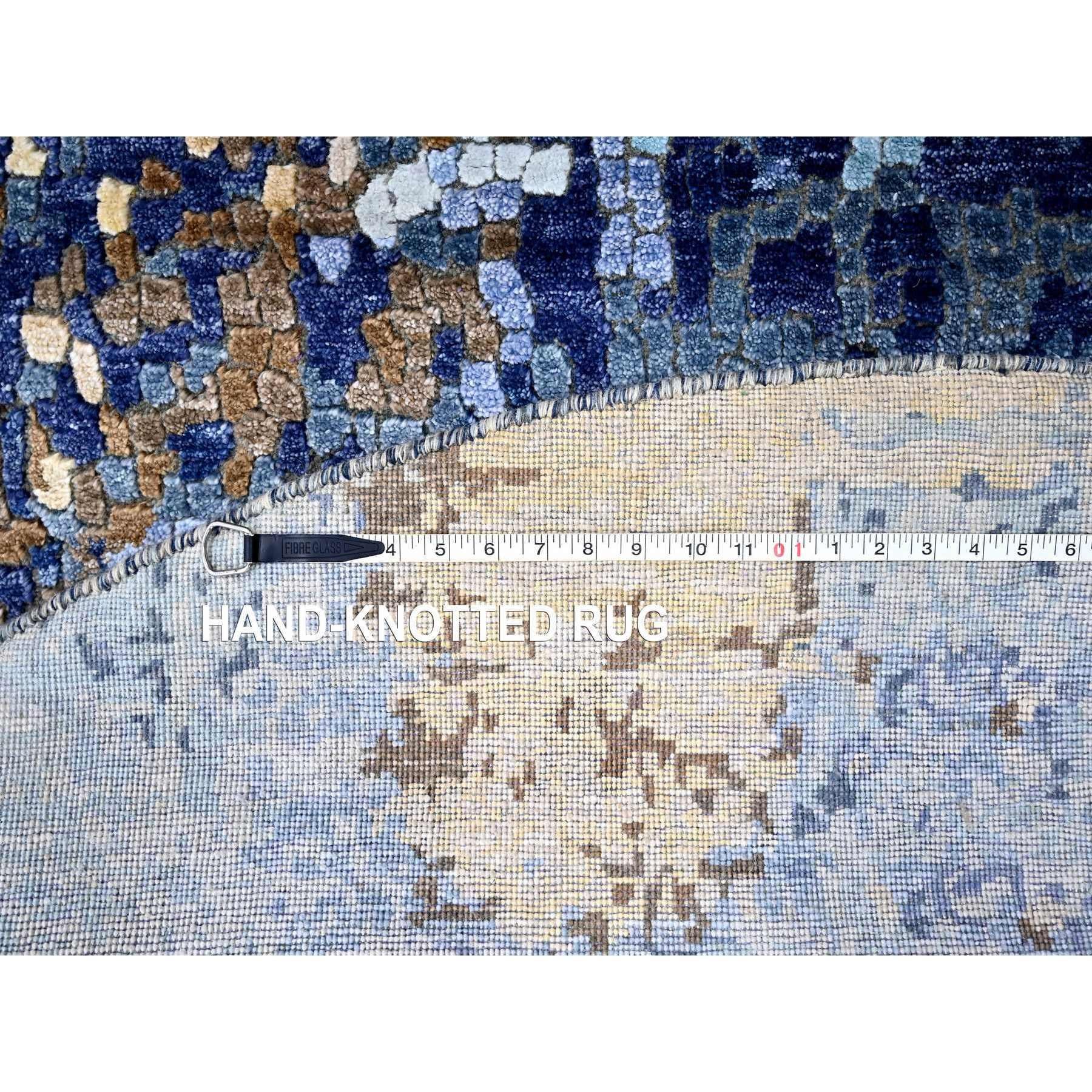 Seta Tappeto in lana e seta blu-oro con design a mosaico e nodo persiano annodato a mano 7'9