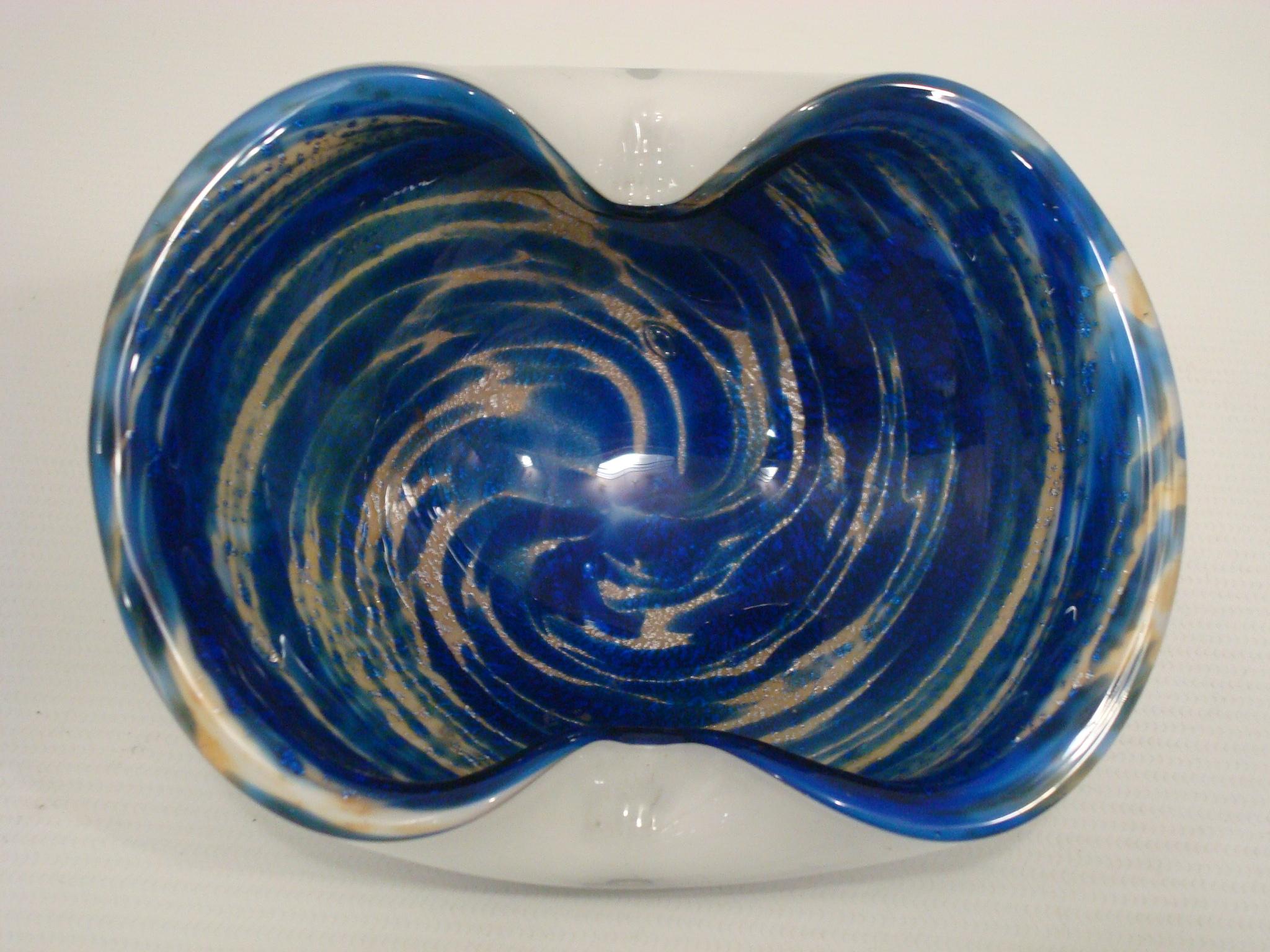 Mid-Century Modern blue & gold hand blown murano Art Glass Ashtray Jewelry Dish / Vide-Poche by Alfredo Barbini.
Alfredo Barbini Art Glass ashtray bowl cigar & pipe rest
One of the nicest Alfredo Barbini art glass ash bowls we’ve seen. Warm, rich