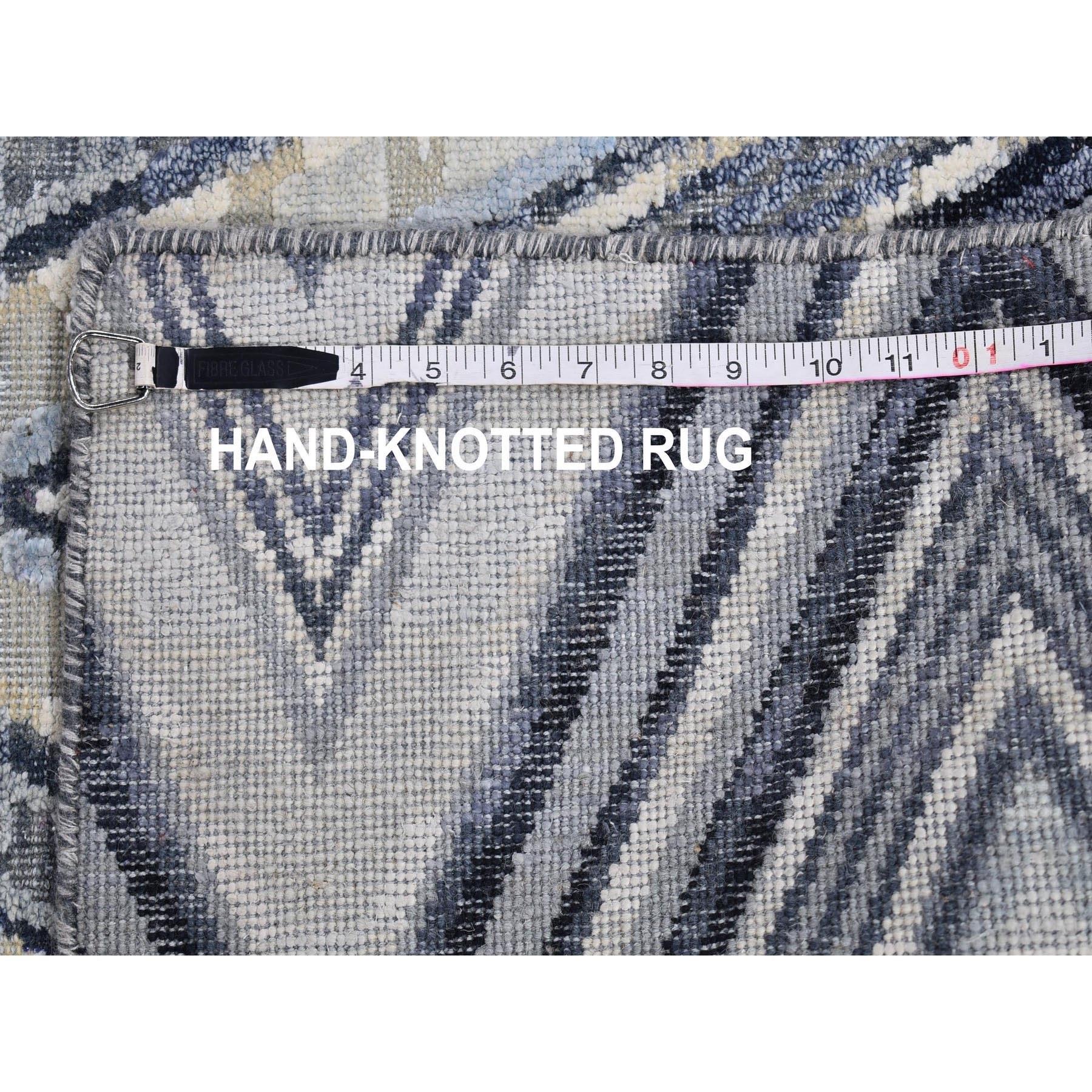 Handgeknüpfter Teppich aus strukturierter Wolle und Seide in Blau-Grau mit Chevron-Design 14'1