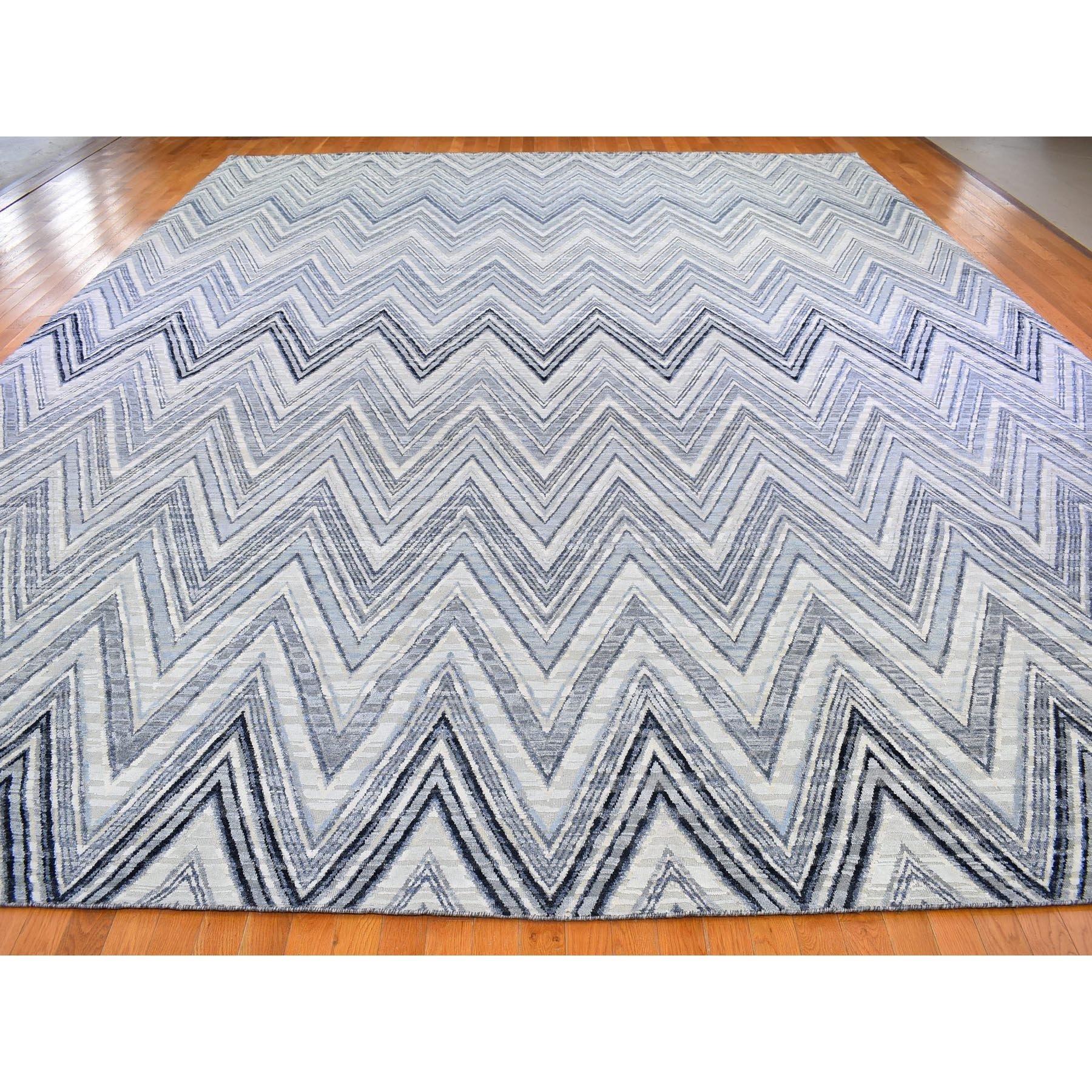 Handgeknüpfter Teppich aus strukturierter Wolle und Seide in Blau-Grau mit Chevron-Design 14'1