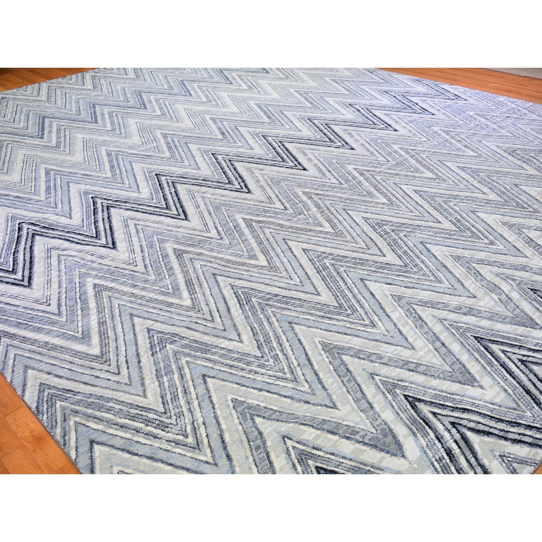 Handgeknüpfter Teppich aus strukturierter Wolle und Seide in Blau-Grau mit Chevron-Design 14'1