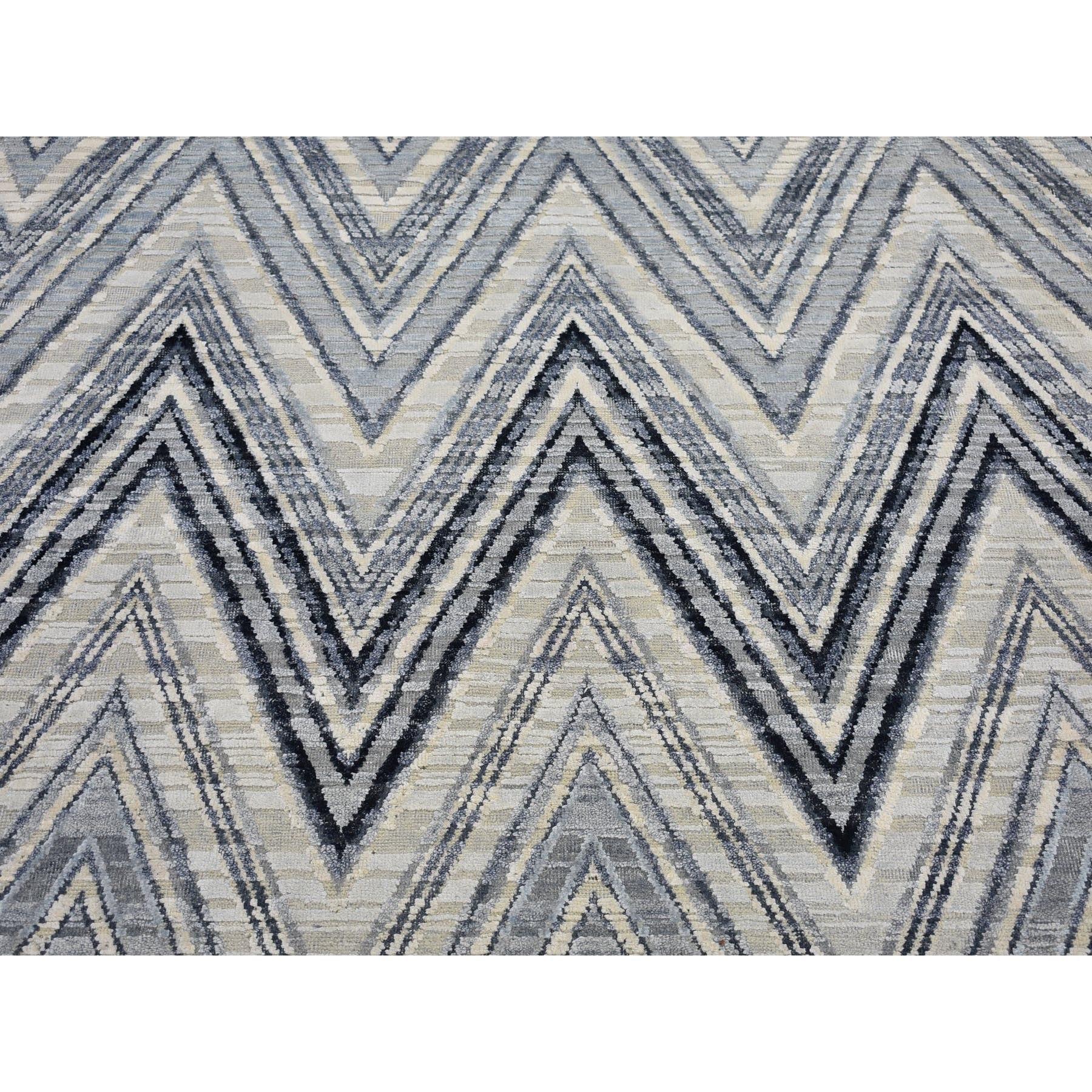 Handgeknüpfter Teppich aus strukturierter Wolle und Seide in Blau-Grau mit Chevron-Design 14'1