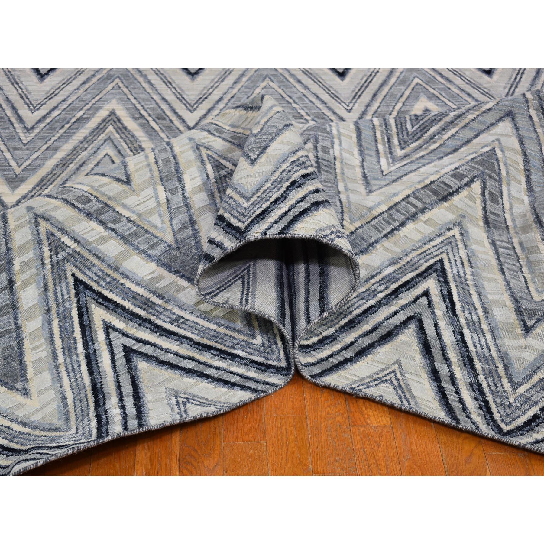 Handgeknüpfter Teppich aus strukturierter Wolle und Seide in Blau-Grau mit Chevron-Design 14'1