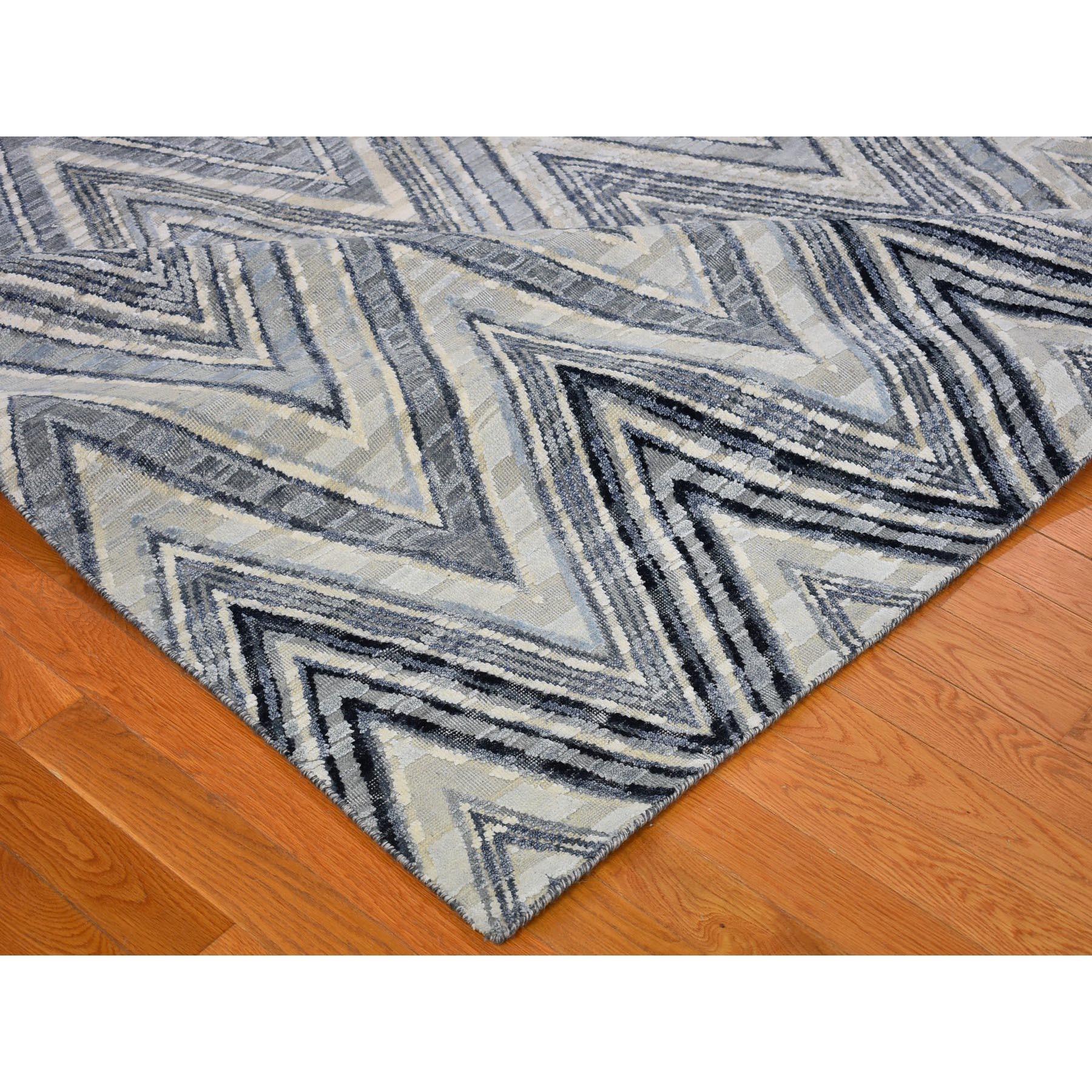Handgeknüpfter Teppich aus strukturierter Wolle und Seide in Blau-Grau mit Chevron-Design 14'1