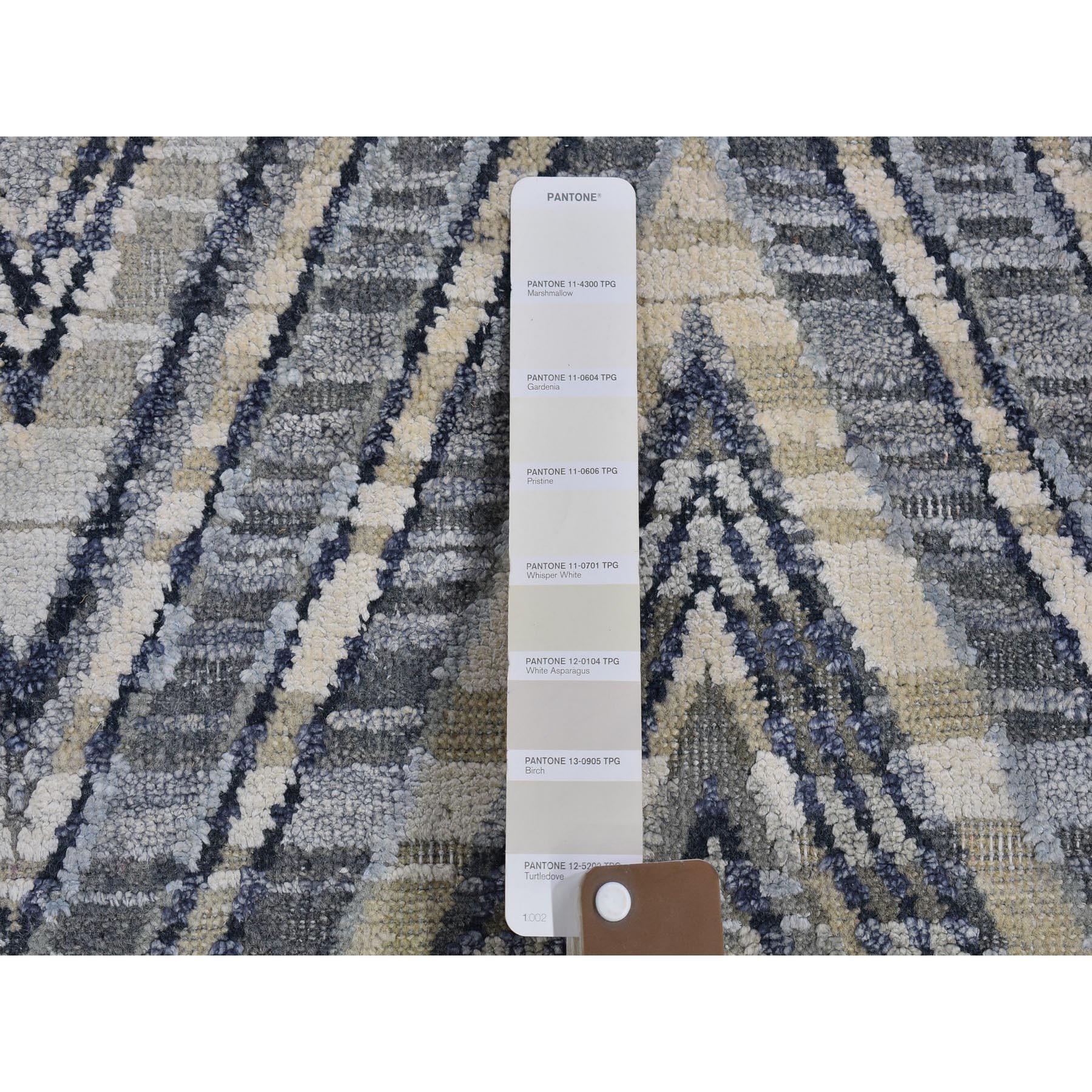Handgeknüpfter Teppich aus strukturierter Wolle und Seide in Blau-Grau mit Chevron-Design 14'1
