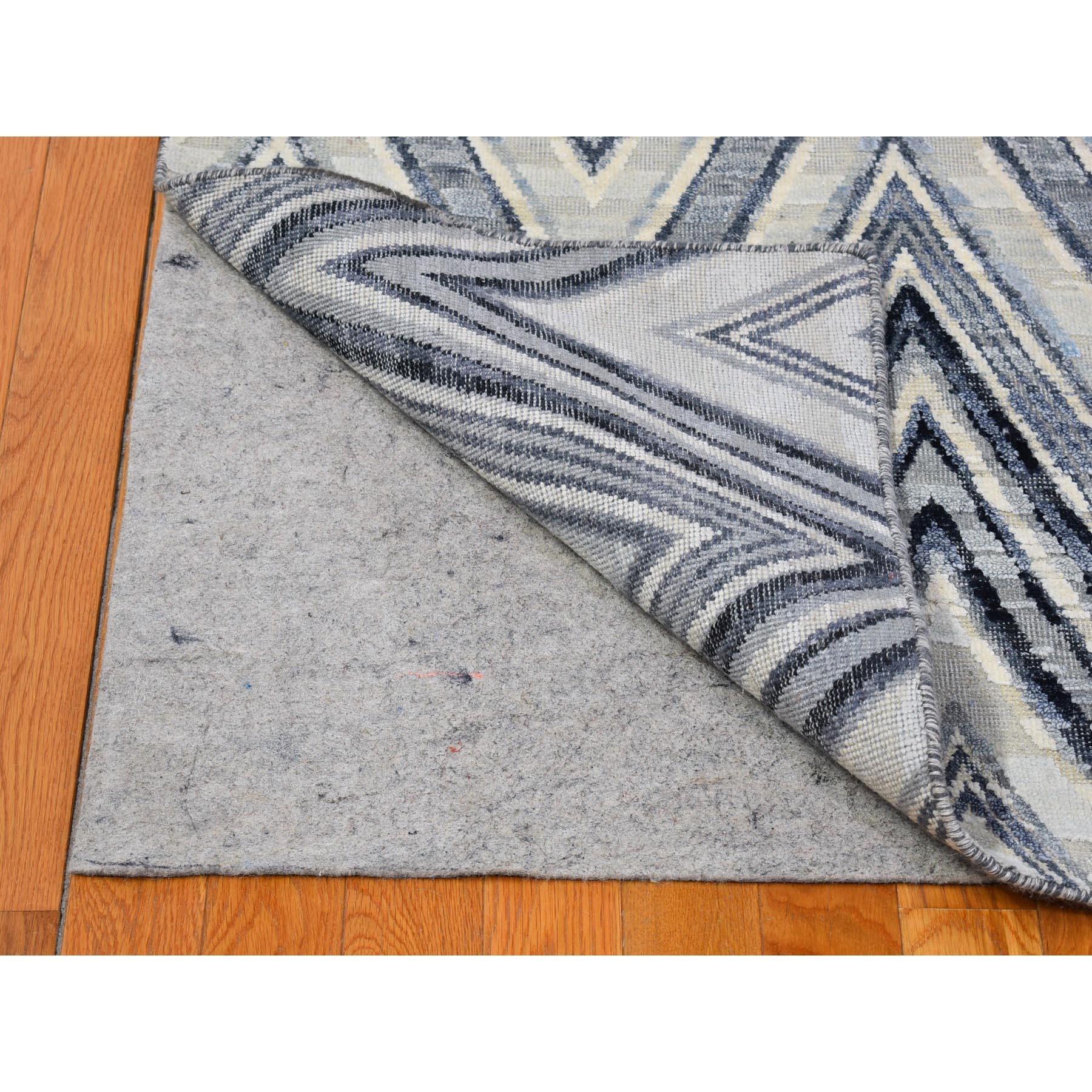 Handgeknüpfter Teppich aus strukturierter Wolle und Seide in Blau-Grau mit Chevron-Design 14'1