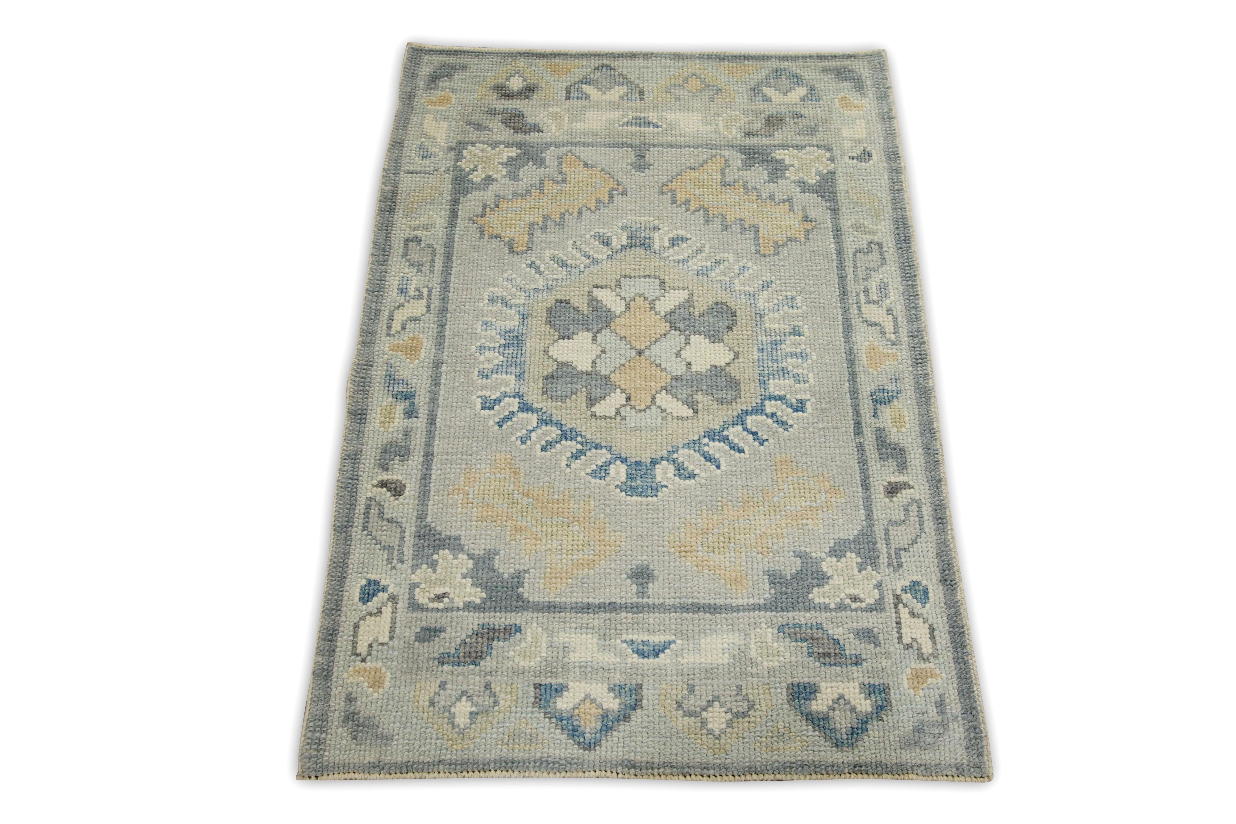 Alfombra turca Oushak de lana tejida a mano con diseño geométrico azul y gris 2'3