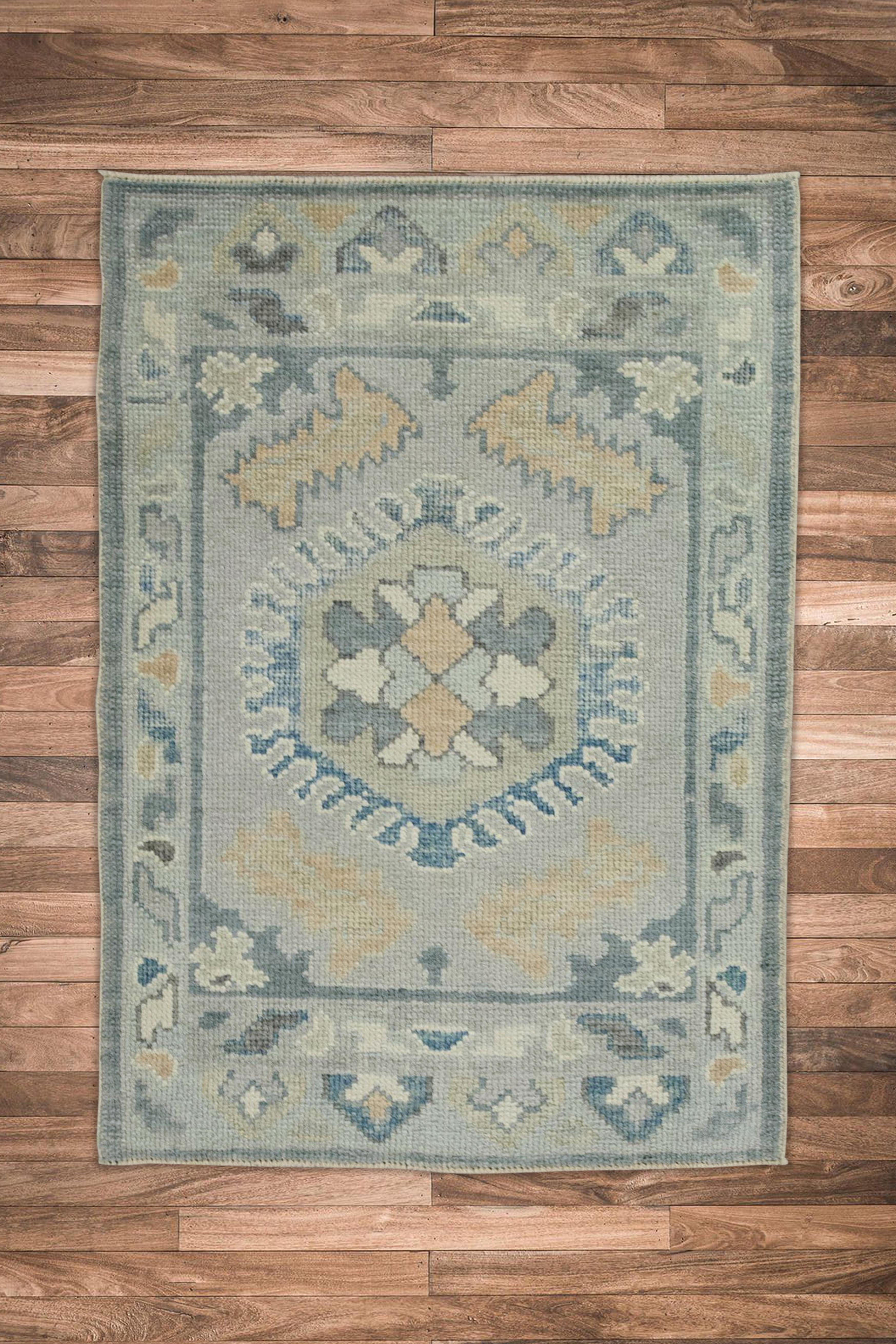 Alfombra turca Oushak de lana tejida a mano con diseño geométrico azul y gris 2'3