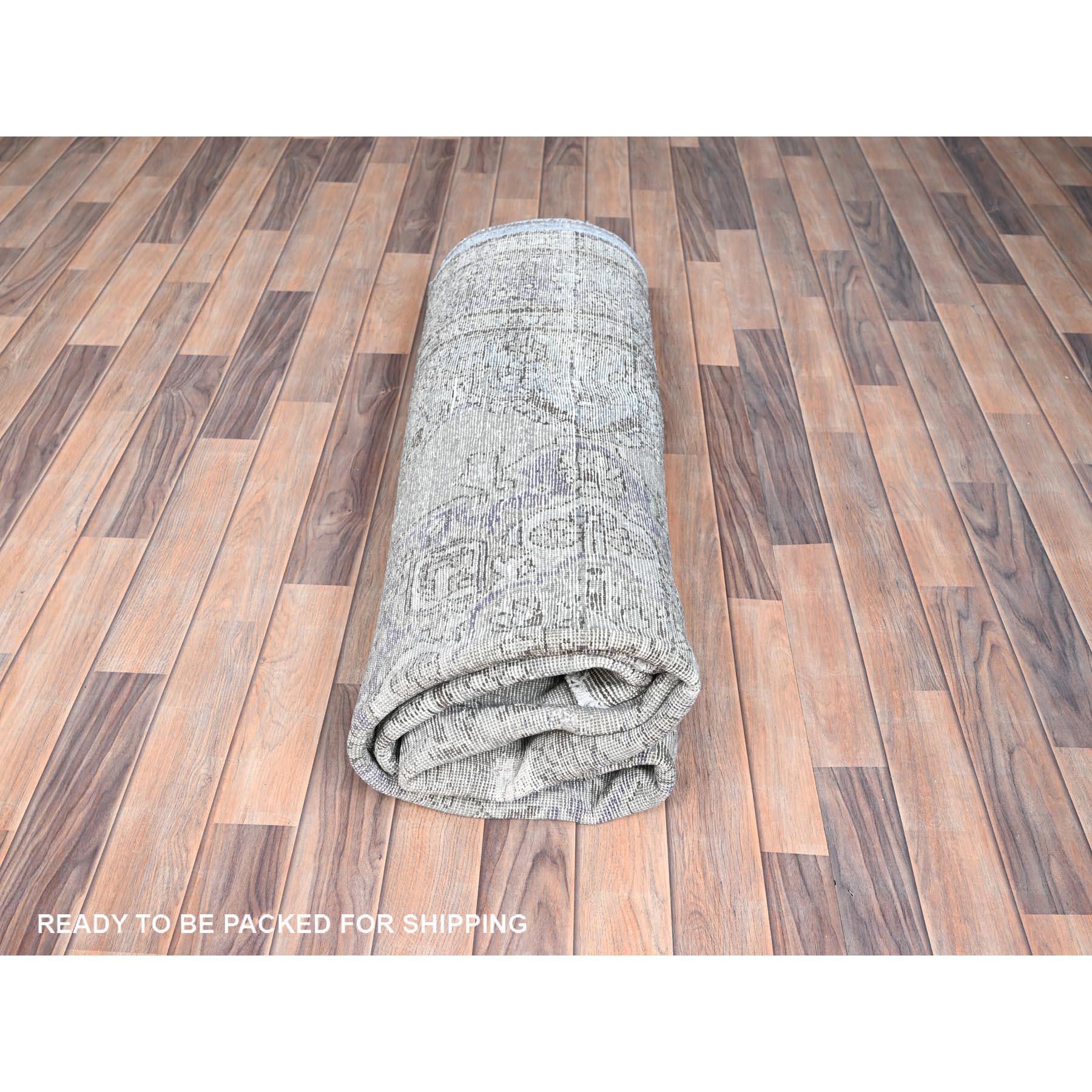 Blaugrauer handgeknüpfter altpersischer Täbris-Teppich im Distressed-Look beschnittener dünner Wollteppich im Angebot 2