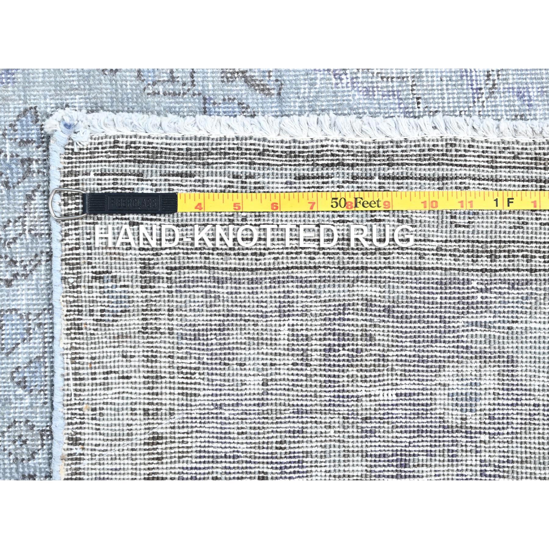 Blaugrauer handgeknüpfter altpersischer Täbris-Teppich im Distressed-Look beschnittener dünner Wollteppich im Angebot 4