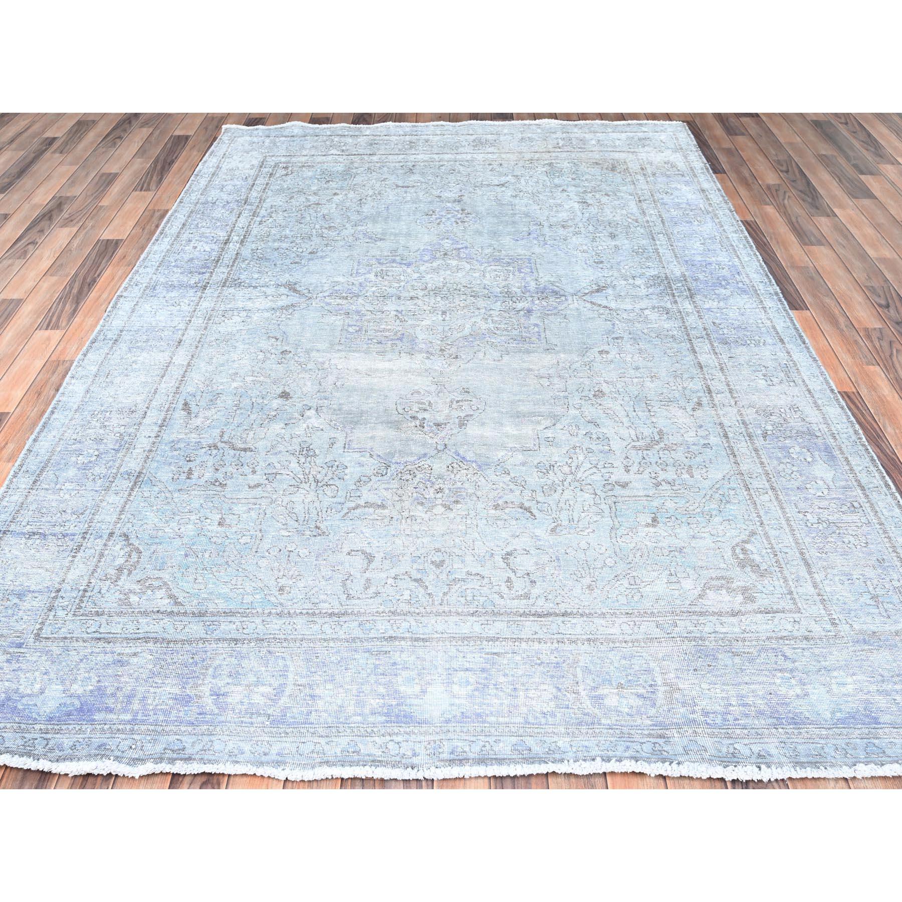 Blaugrauer handgeknüpfter altpersischer Täbris-Teppich im Distressed-Look beschnittener dünner Wollteppich (Tabriz) im Angebot