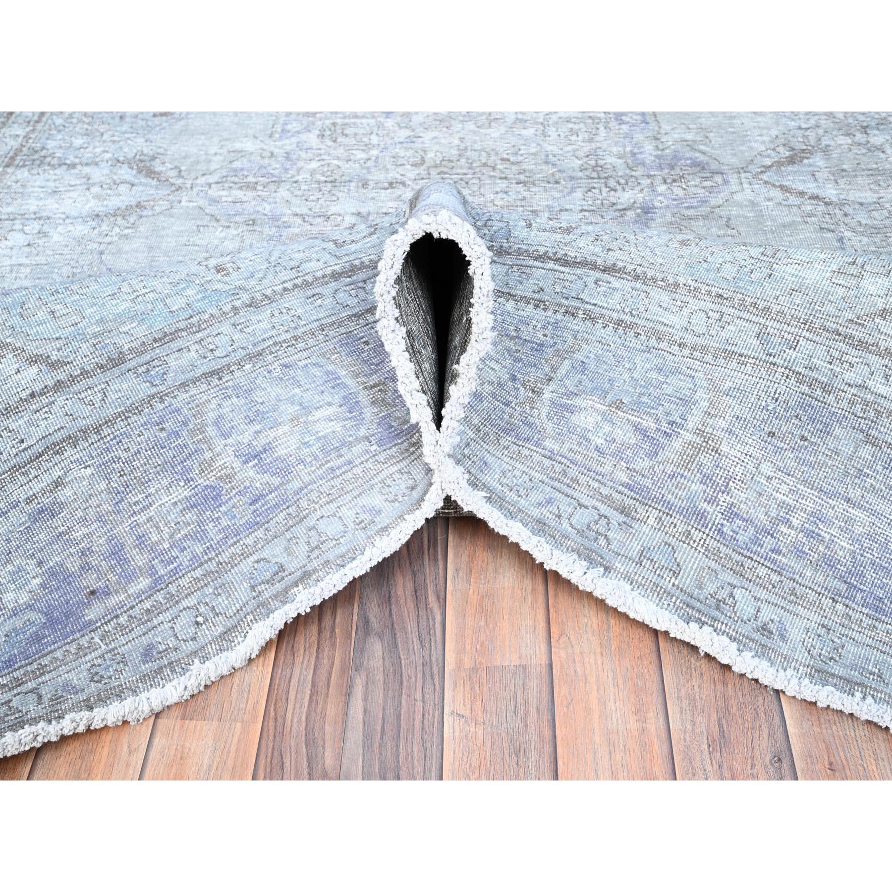 Blaugrauer handgeknüpfter altpersischer Täbris-Teppich im Distressed-Look beschnittener dünner Wollteppich im Zustand „Relativ gut“ im Angebot in Carlstadt, NJ