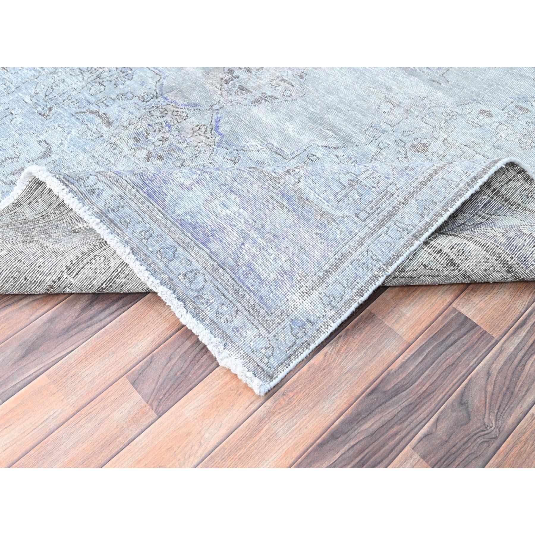 Blaugrauer handgeknüpfter altpersischer Täbris-Teppich im Distressed-Look beschnittener dünner Wollteppich (Mitte des 20. Jahrhunderts) im Angebot