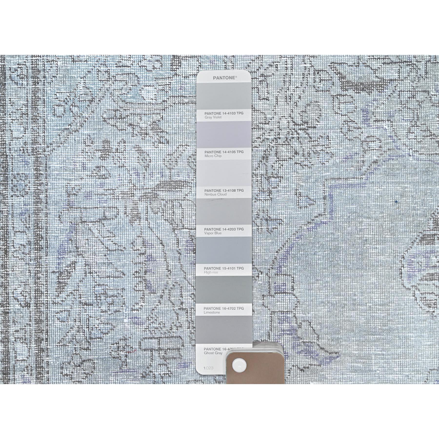 Blaugrauer handgeknüpfter altpersischer Täbris-Teppich im Distressed-Look beschnittener dünner Wollteppich (Wolle) im Angebot