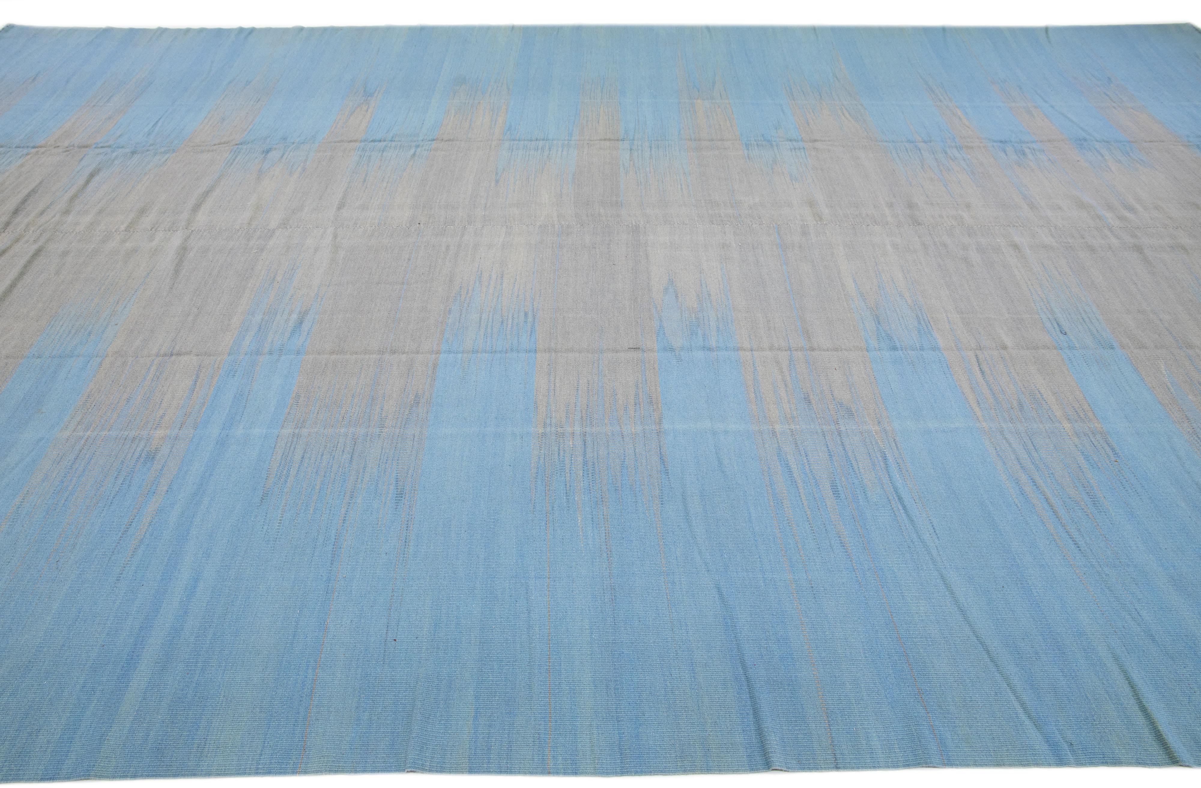 Noué à la main Tapis Kilim moderne en laine bleu et gris tissé à plat avec motif abstrait en vente