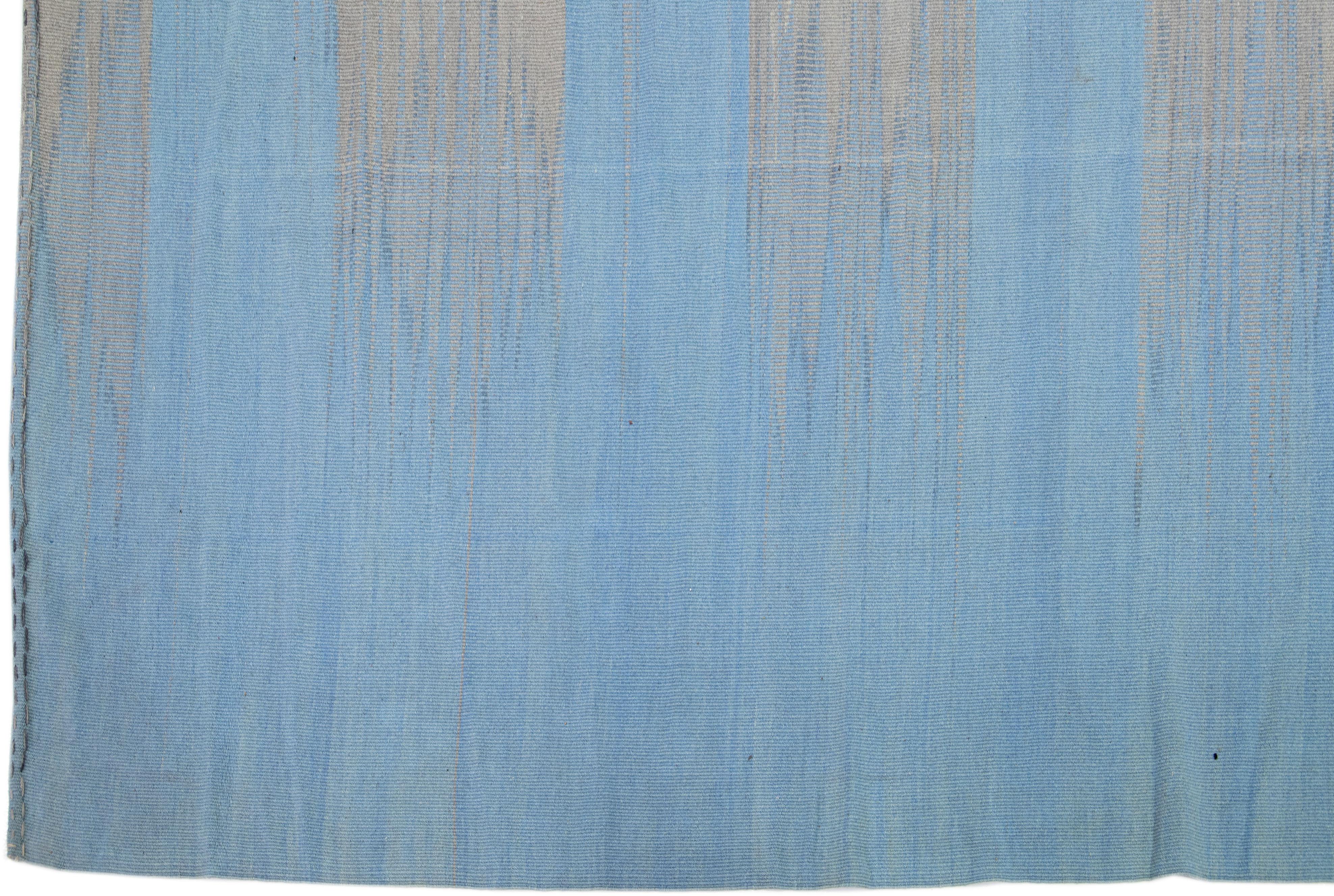Tapis Kilim moderne en laine bleu et gris tissé à plat avec motif abstrait Neuf - En vente à Norwalk, CT