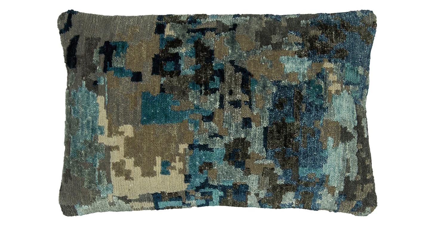 This new accent pillow of East-meets-West design aesthetic showcases a Tibetan design with predominant Blue/Gray color. 

Hand made, using either 100% premium wool.

This pillow measure: 14