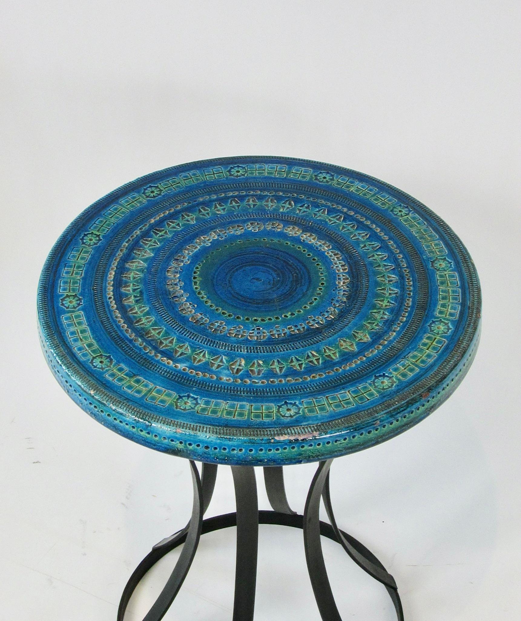 Mid-Century Modern Plateau de table en poterie bleu et vert Aldo Londi Bitossi pour Raymor sur base en fer forgé en vente