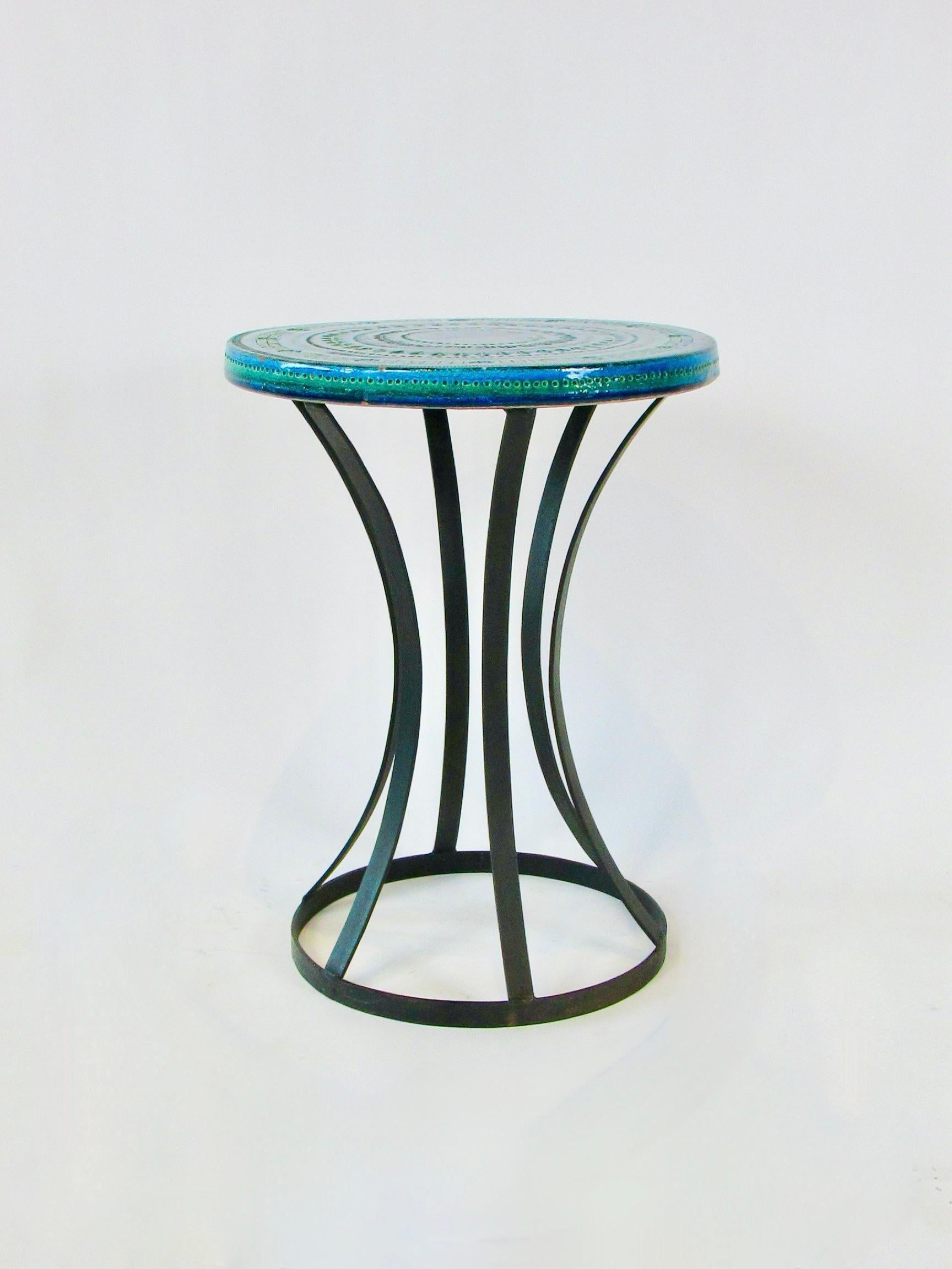italien Plateau de table en poterie bleu et vert Aldo Londi Bitossi pour Raymor sur base en fer forgé en vente