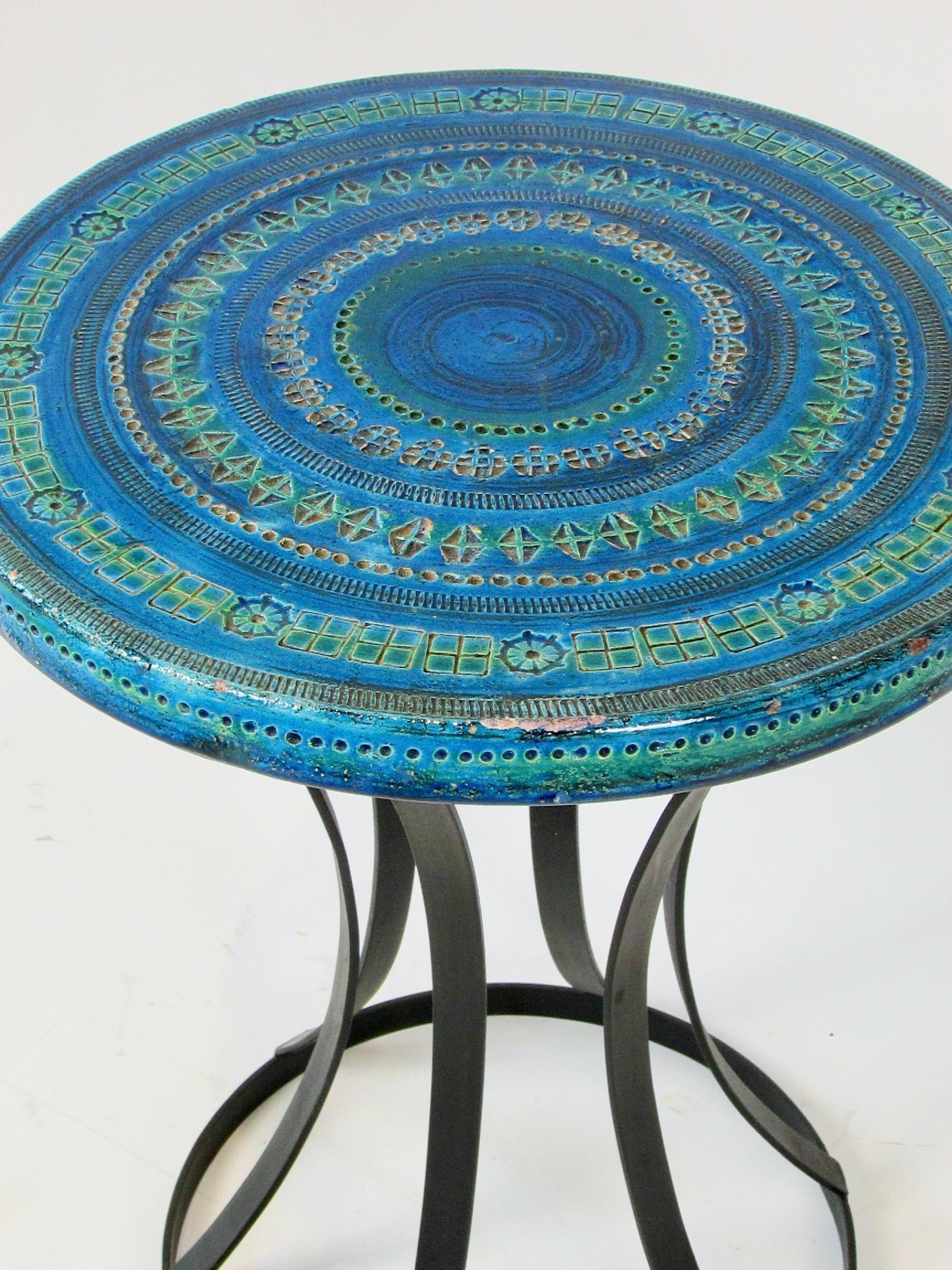 Cuit Plateau de table en poterie bleu et vert Aldo Londi Bitossi pour Raymor sur base en fer forgé en vente