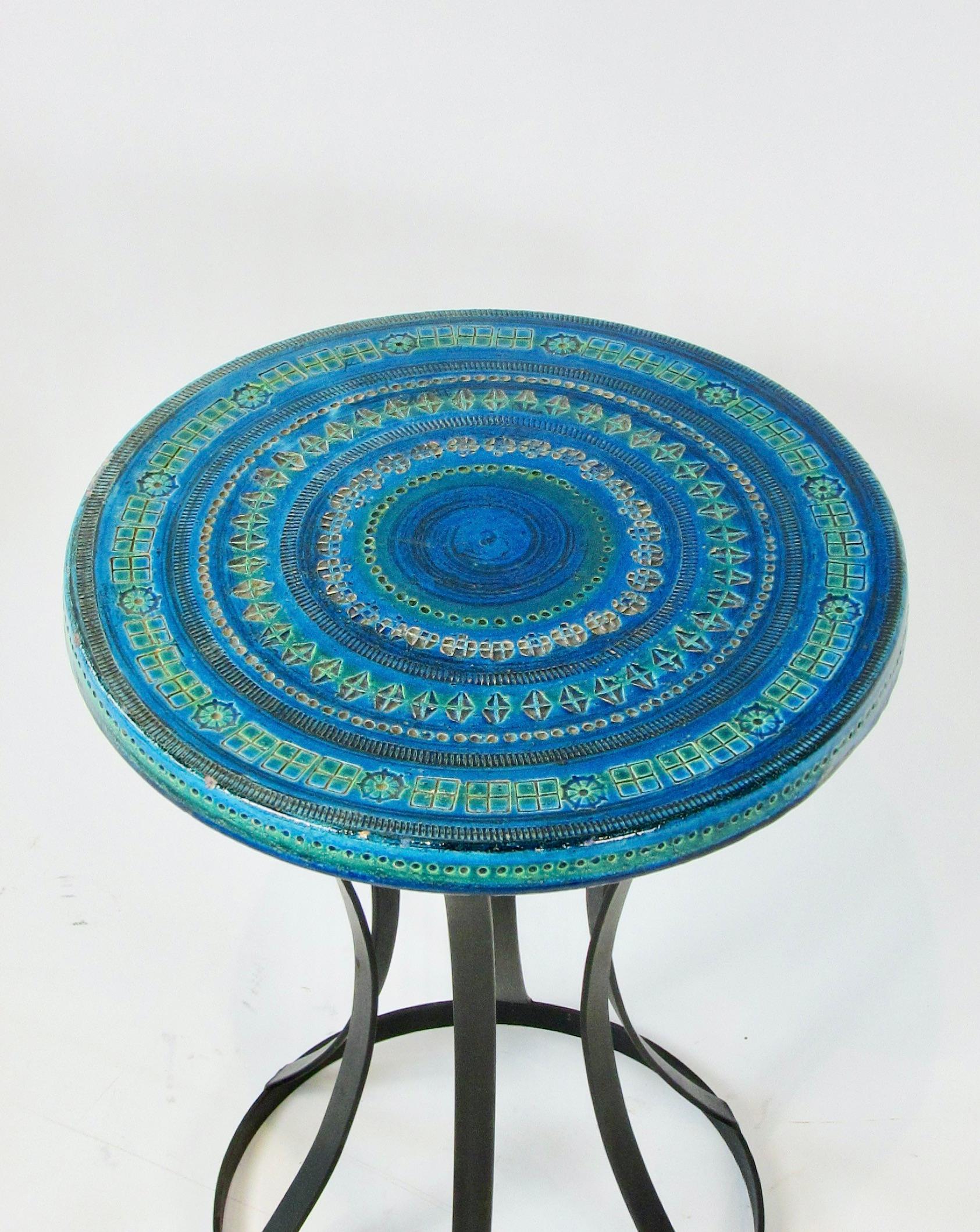 20ième siècle Plateau de table en poterie bleu et vert Aldo Londi Bitossi pour Raymor sur base en fer forgé en vente
