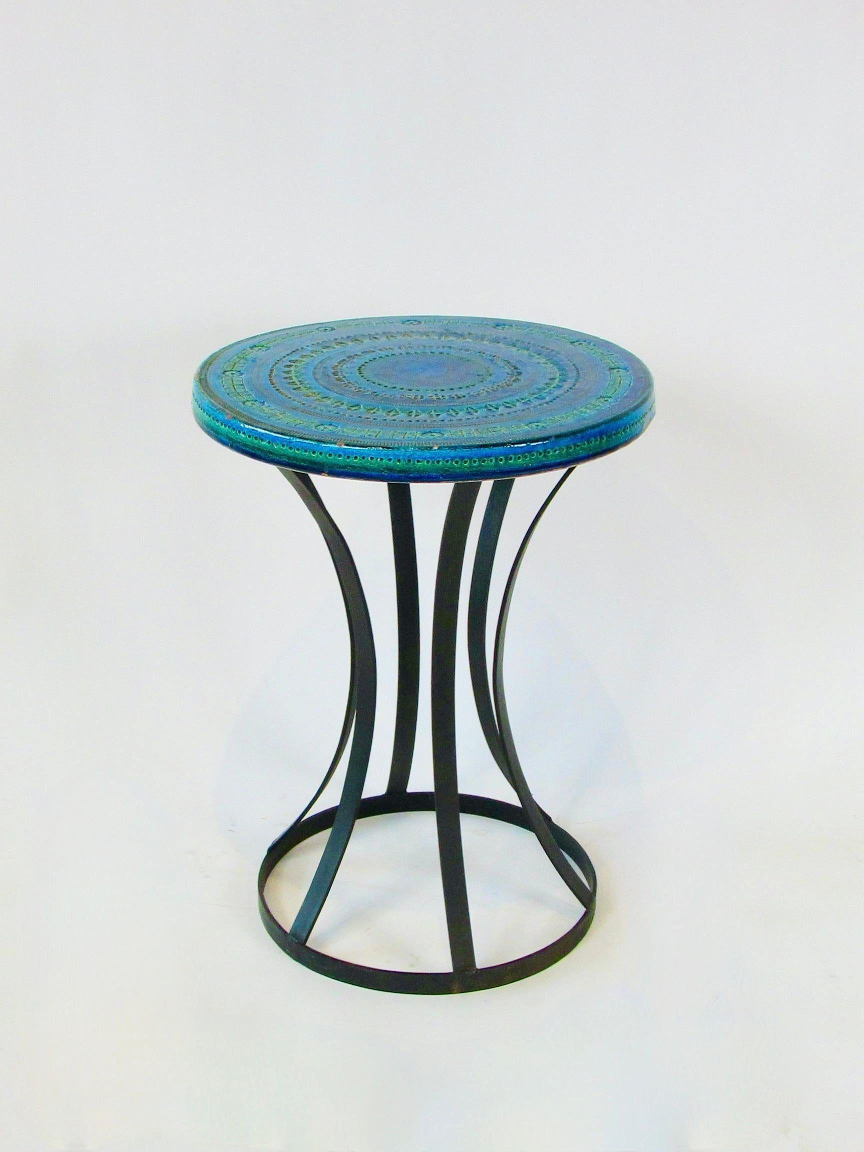 Poteries Plateau de table en poterie bleu et vert Aldo Londi Bitossi pour Raymor sur base en fer forgé en vente