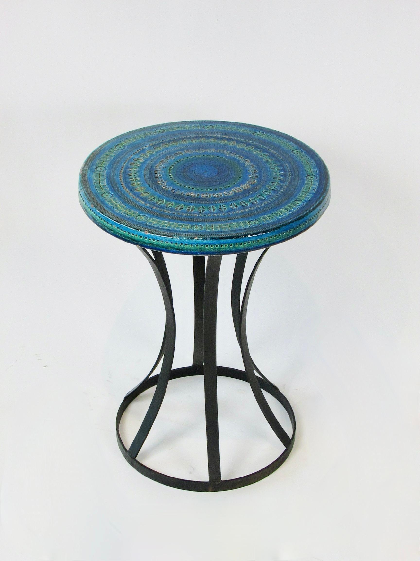 Plateau de table en poterie bleu et vert Aldo Londi Bitossi pour Raymor sur base en fer forgé en vente 1