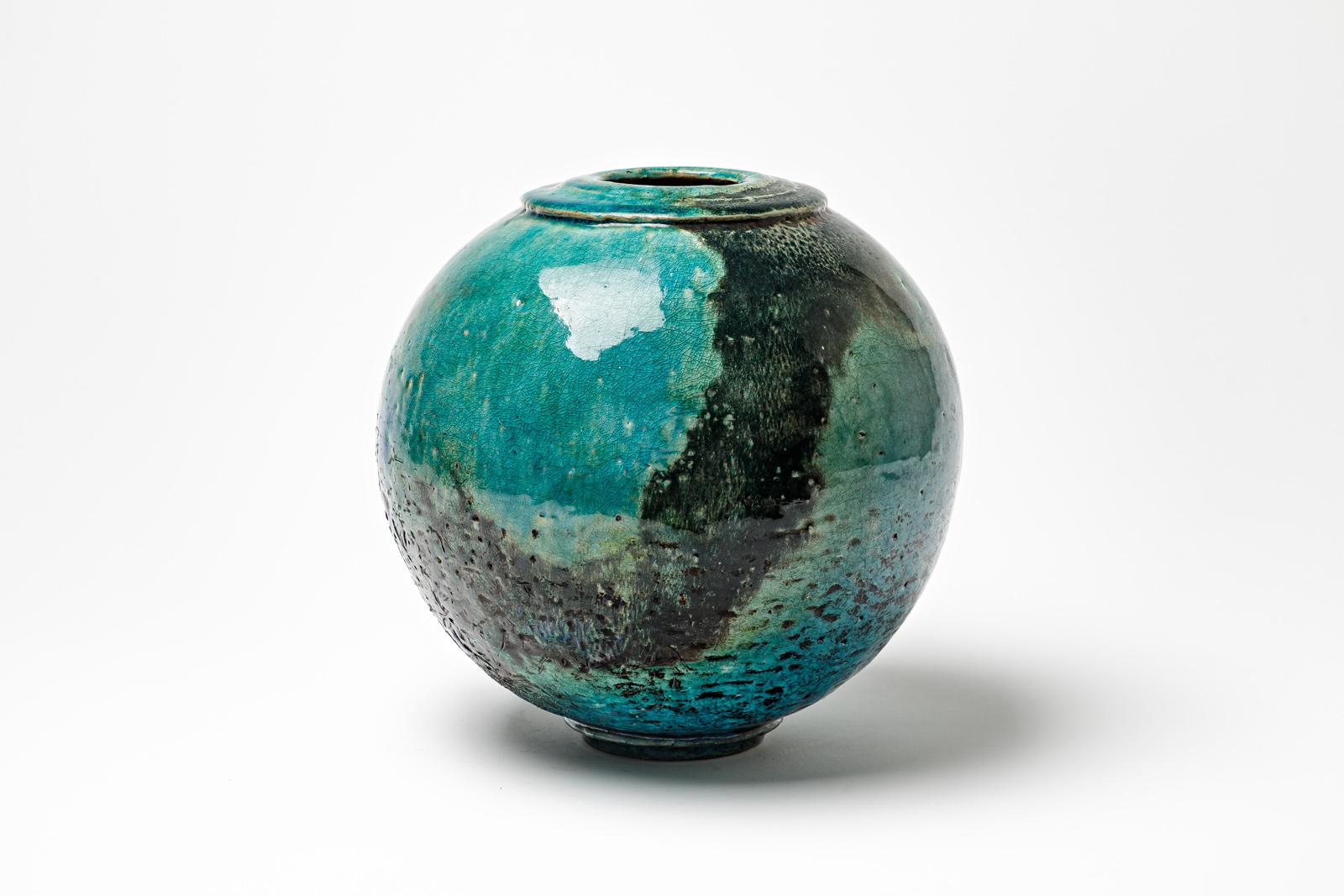 Blau/grün und schwarz glasierte Keramik-Kugelvase von Gisèle Buthod-Garçon, 1980-1990 (Französisch) im Angebot