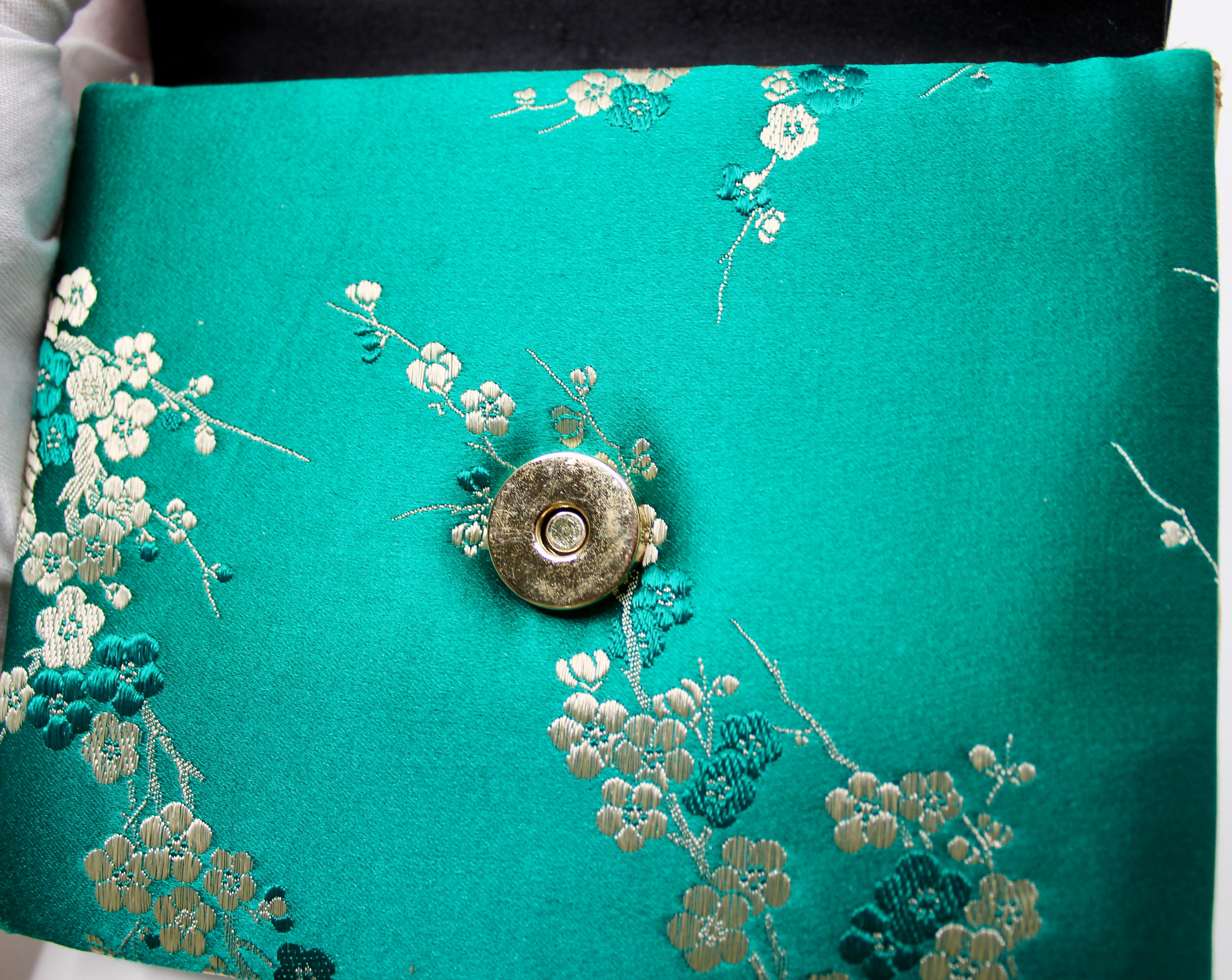 Blue & Green Blossom Silk Handbag With Cloisonné Beaded Handle circa 1960s en vente 6