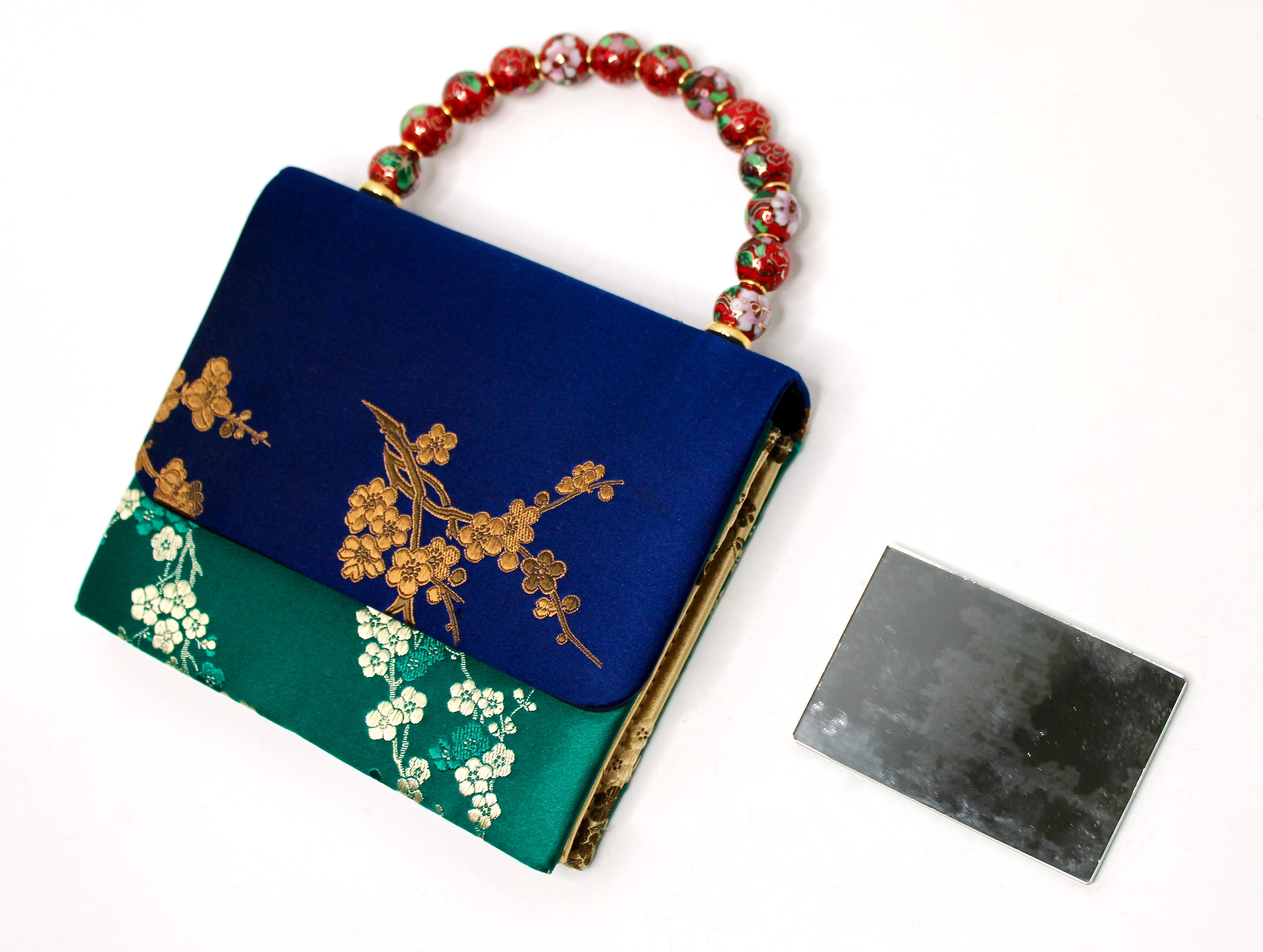 Blue & Green Blossom Silk Handbag With Cloisonné Beaded Handle circa 1960s en vente 8