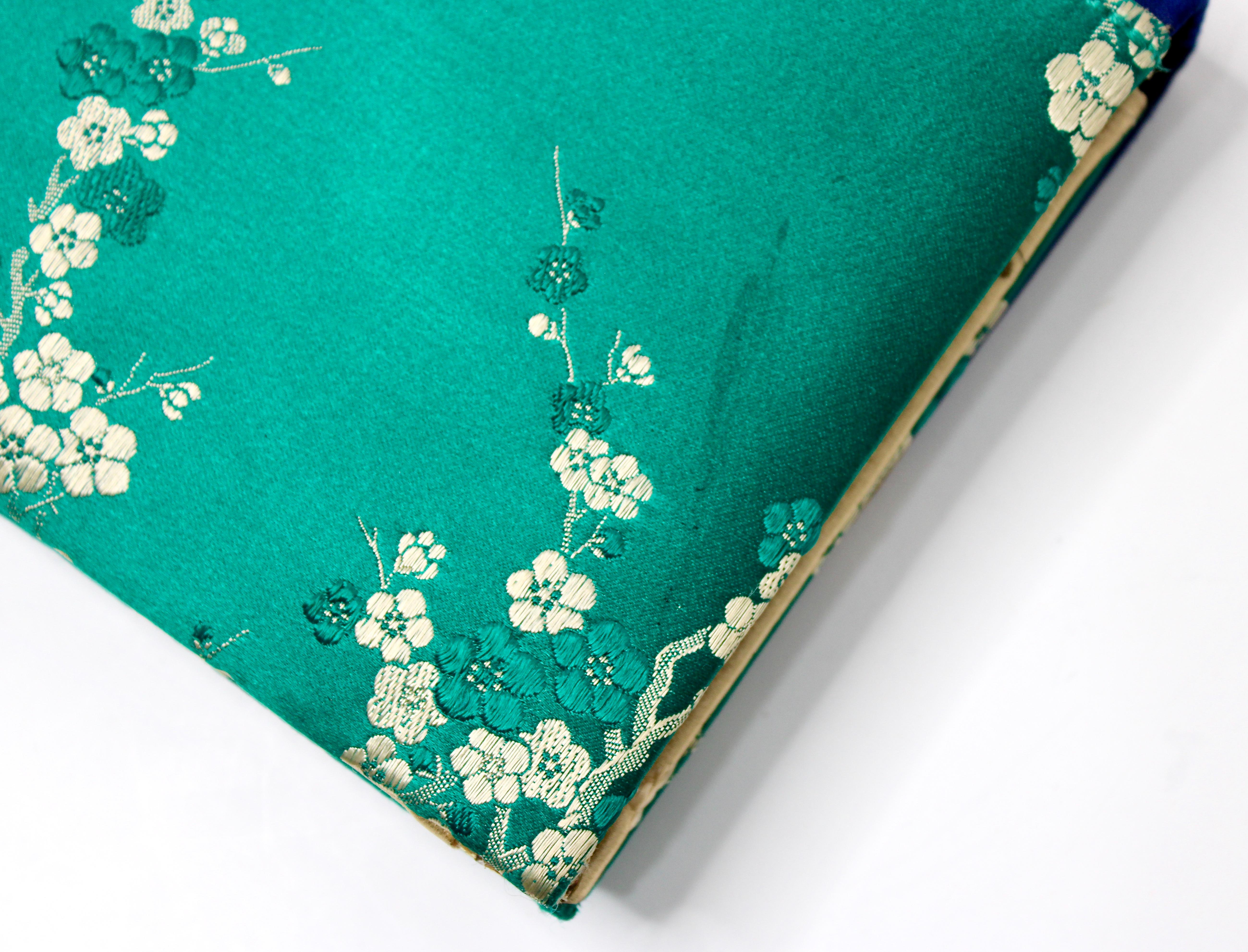 Blue & Green Blossom Silk Handbag With Cloisonné Beaded Handle circa 1960s en vente 9