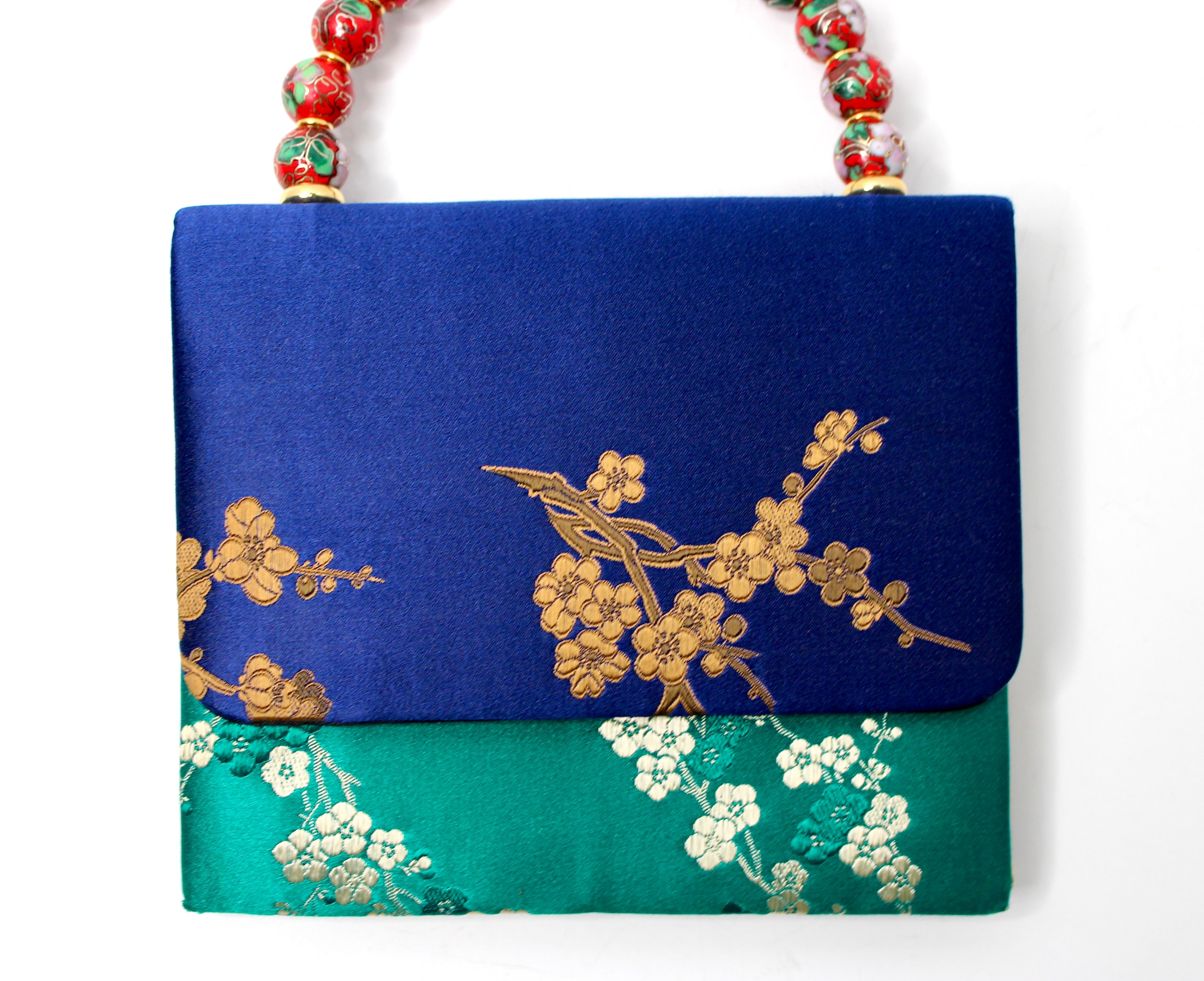 Blue & Green Blossom Silk Handbag With Cloisonné Beaded Handle circa 1960s Pour femmes en vente