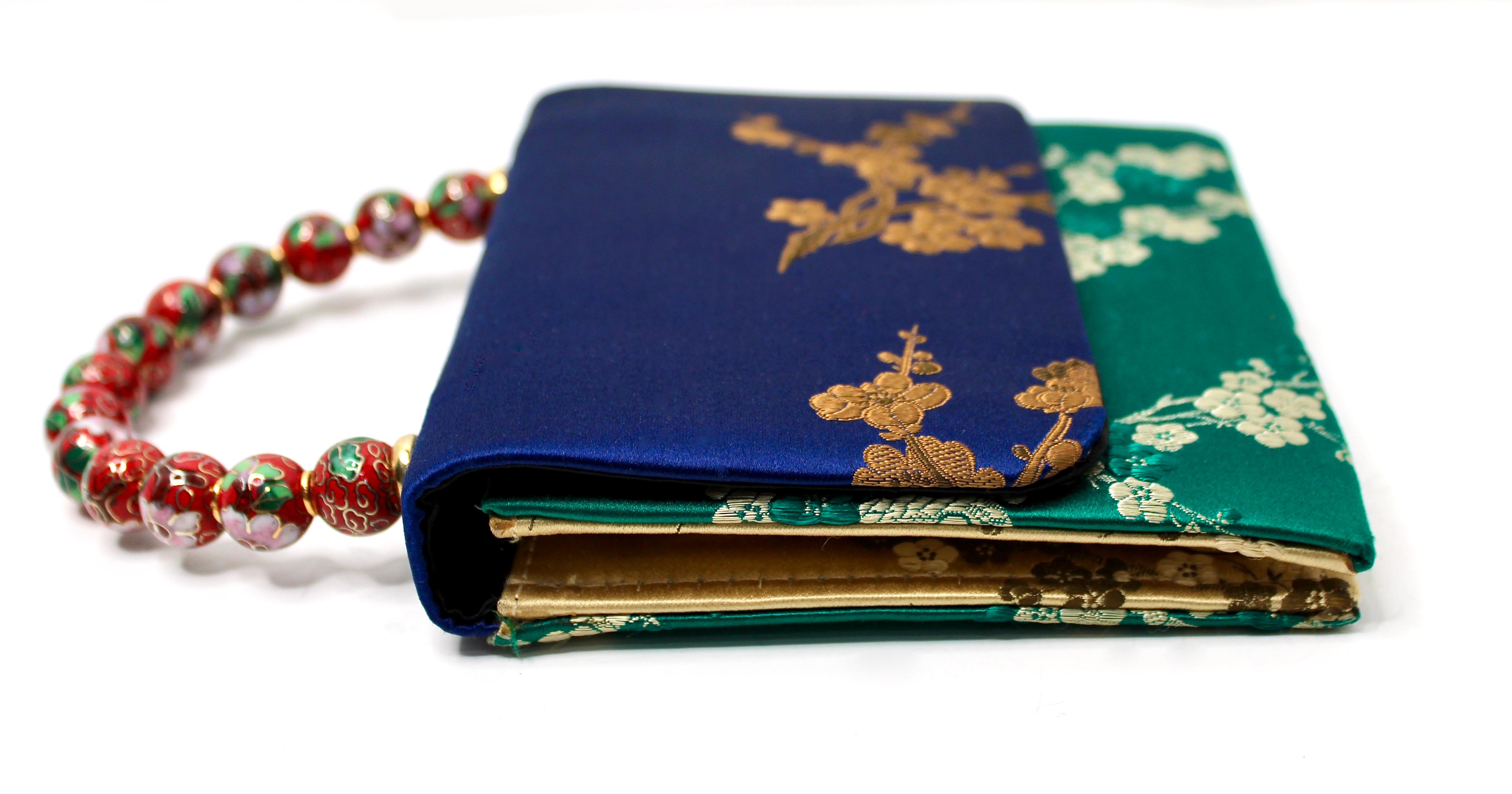 Blue & Green Blossom Silk Handbag With Cloisonné Beaded Handle circa 1960s en vente 2
