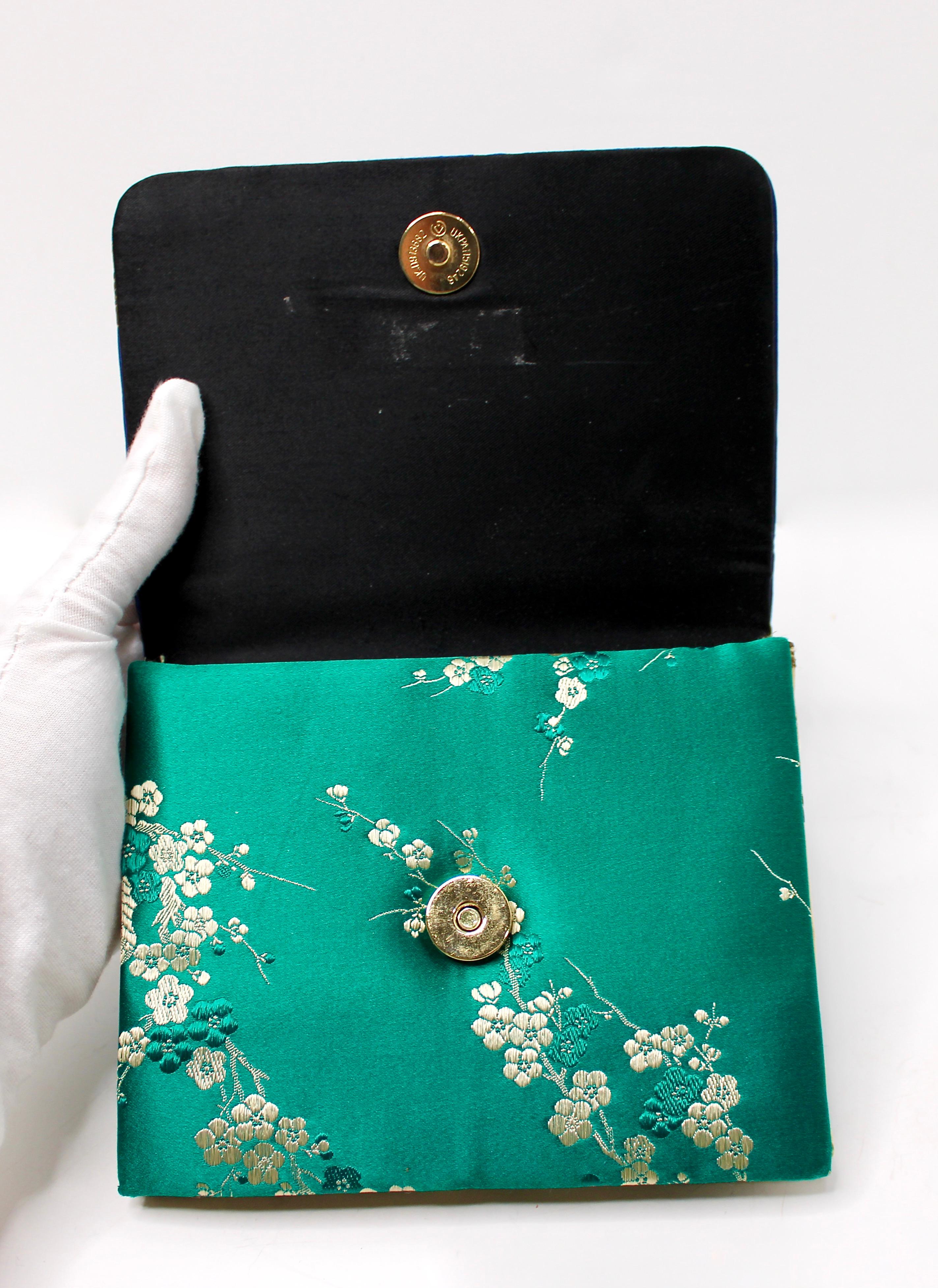 Blue & Green Blossom Silk Handbag With Cloisonné Beaded Handle circa 1960s en vente 4