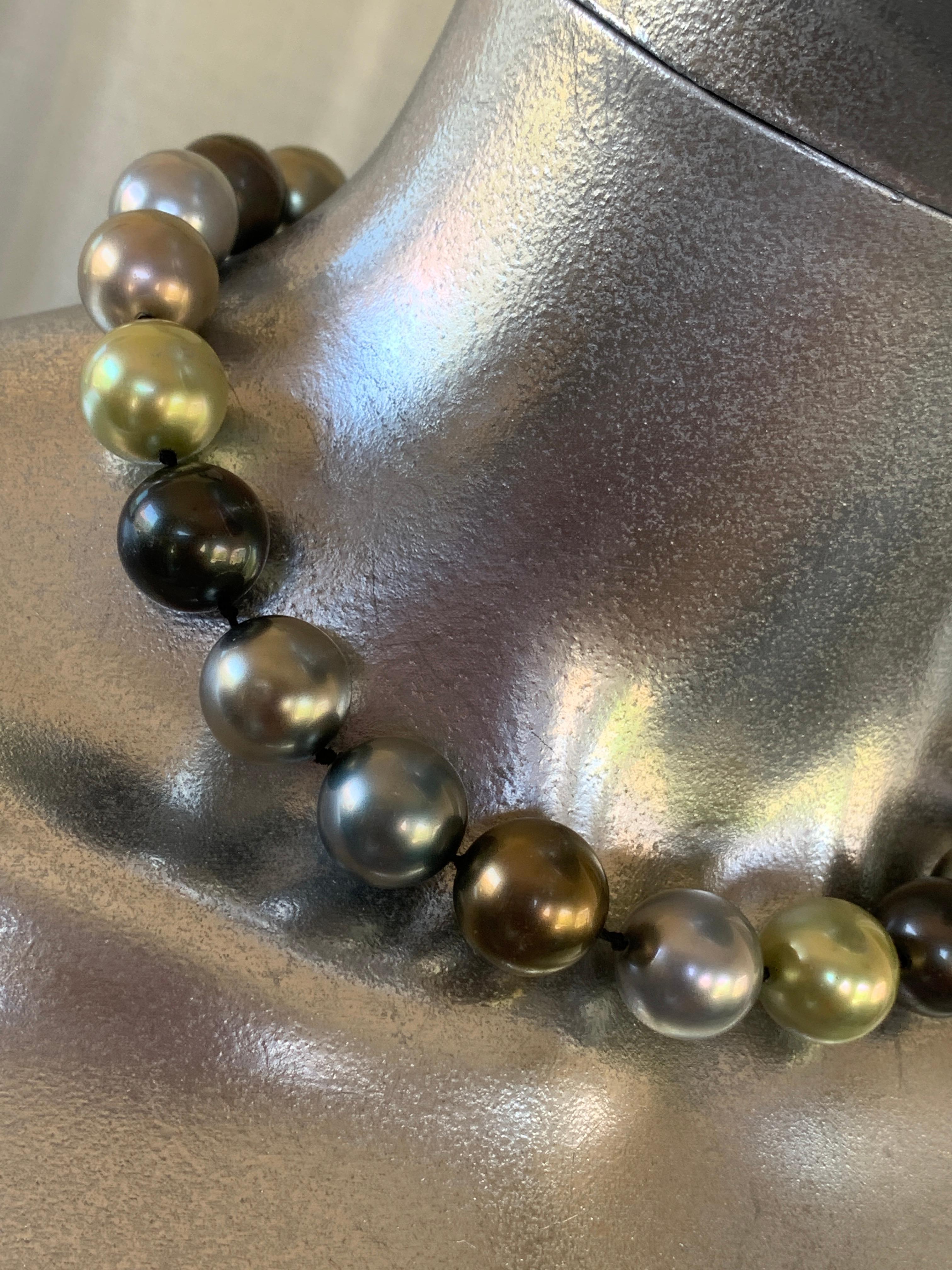 Blau-Grün-Bronze-Silber Glamouröses Kunstperlenhalsband mit Pavé-Strasssteinen im Angebot 4