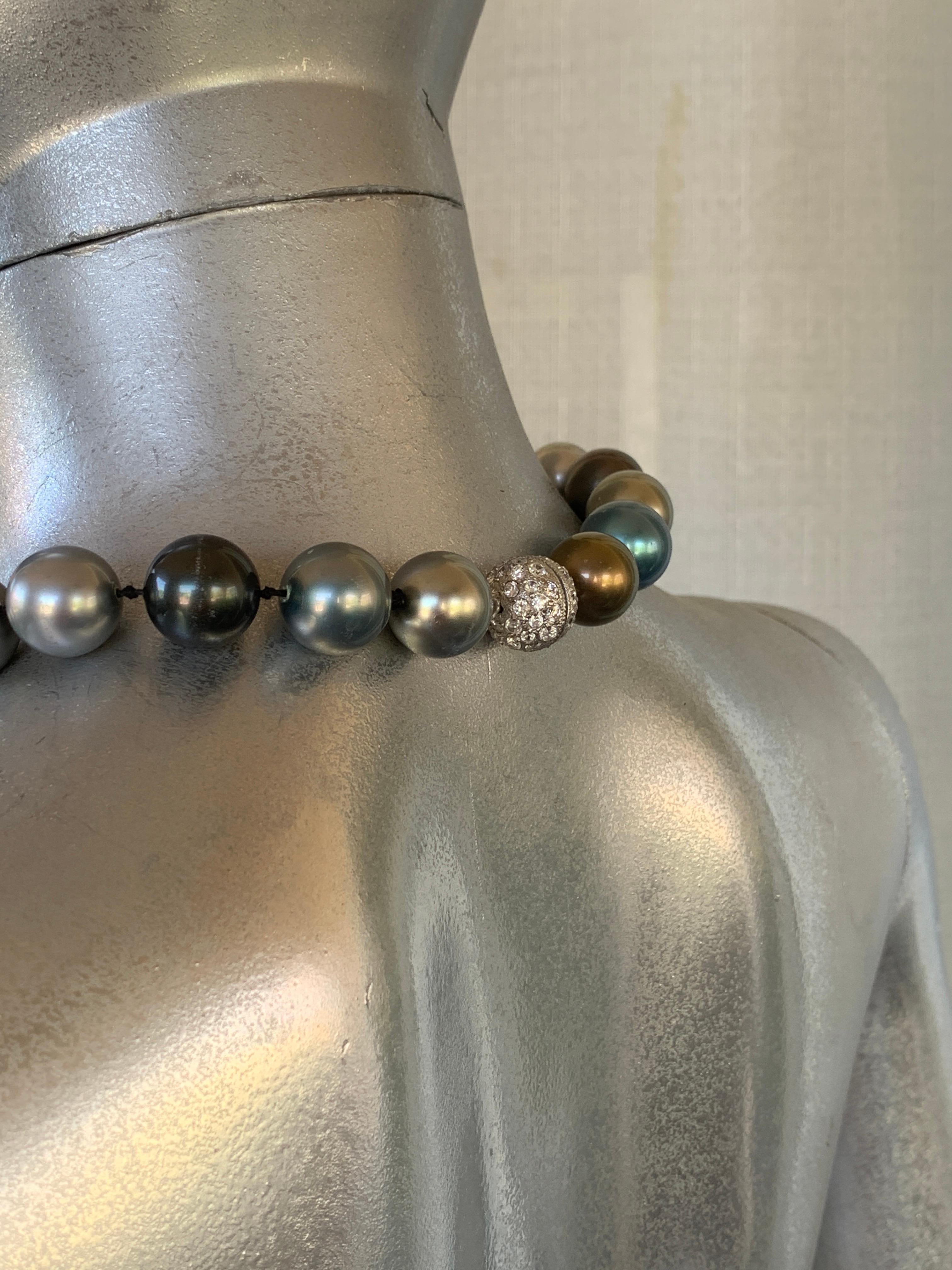 Blau-Grün-Bronze-Silber Glamouröses Kunstperlenhalsband mit Pavé-Strasssteinen im Angebot 6