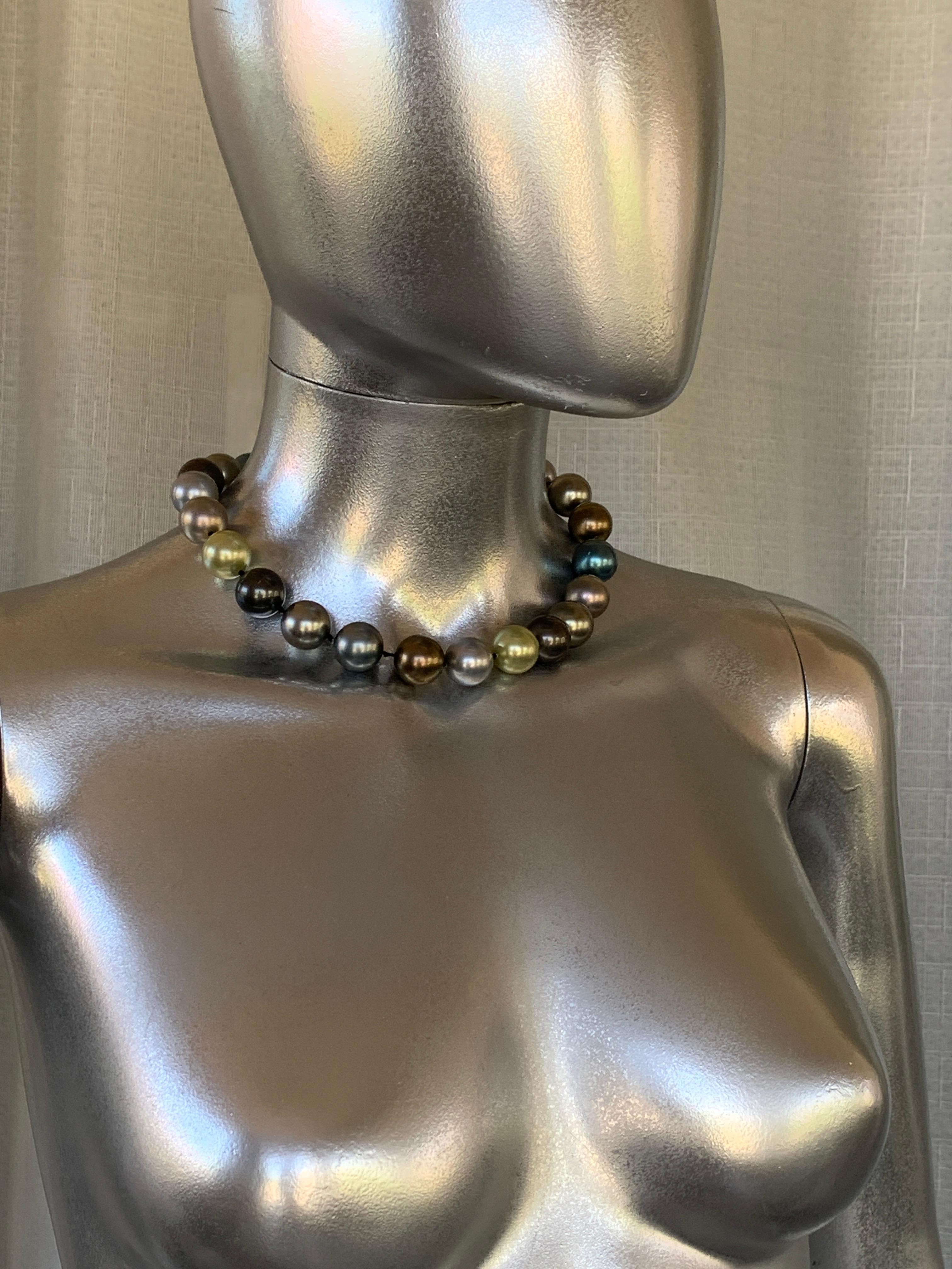 Blau-Grün-Bronze-Silber Glamouröses Kunstperlenhalsband mit Pavé-Strasssteinen (Moderne) im Angebot