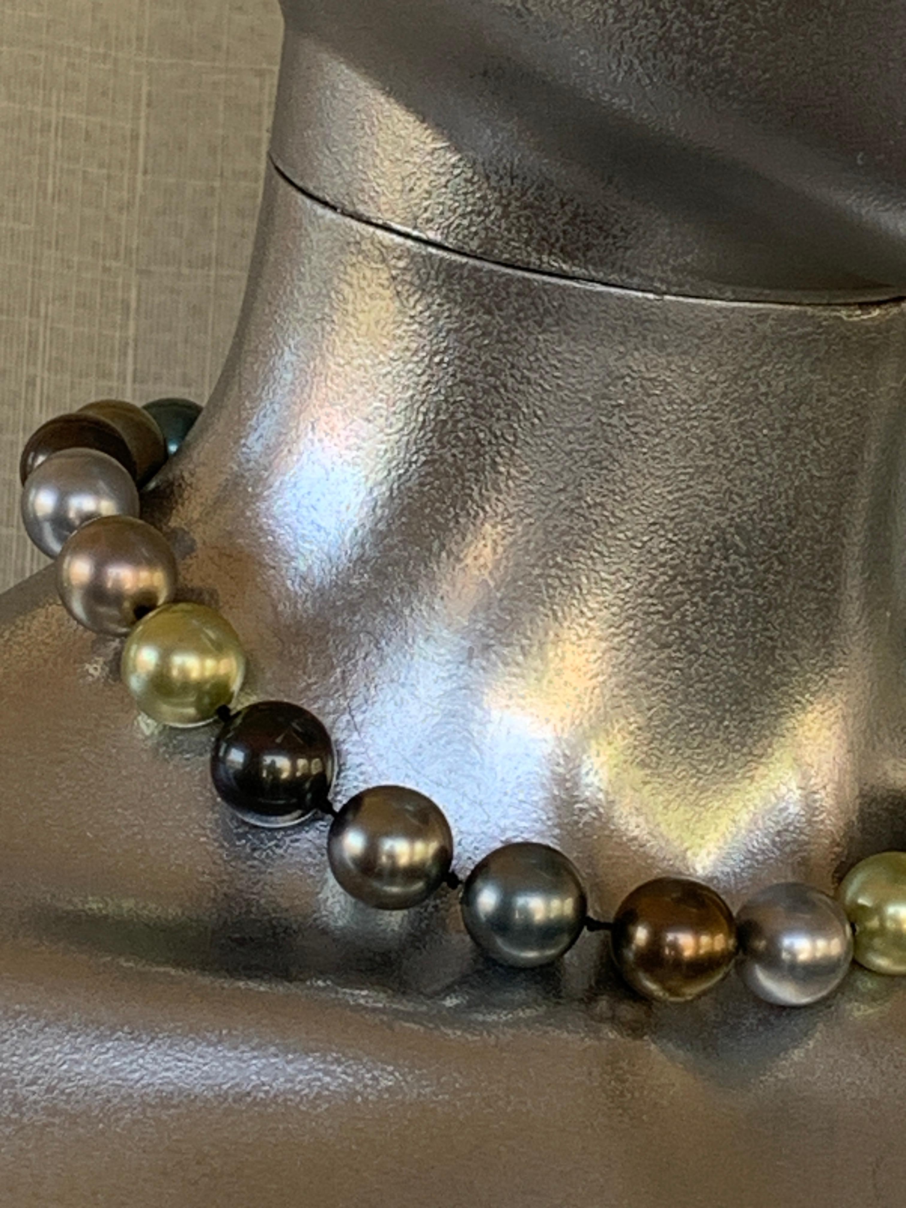 Blau-Grün-Bronze-Silber Glamouröses Kunstperlenhalsband mit Pavé-Strasssteinen Damen im Angebot